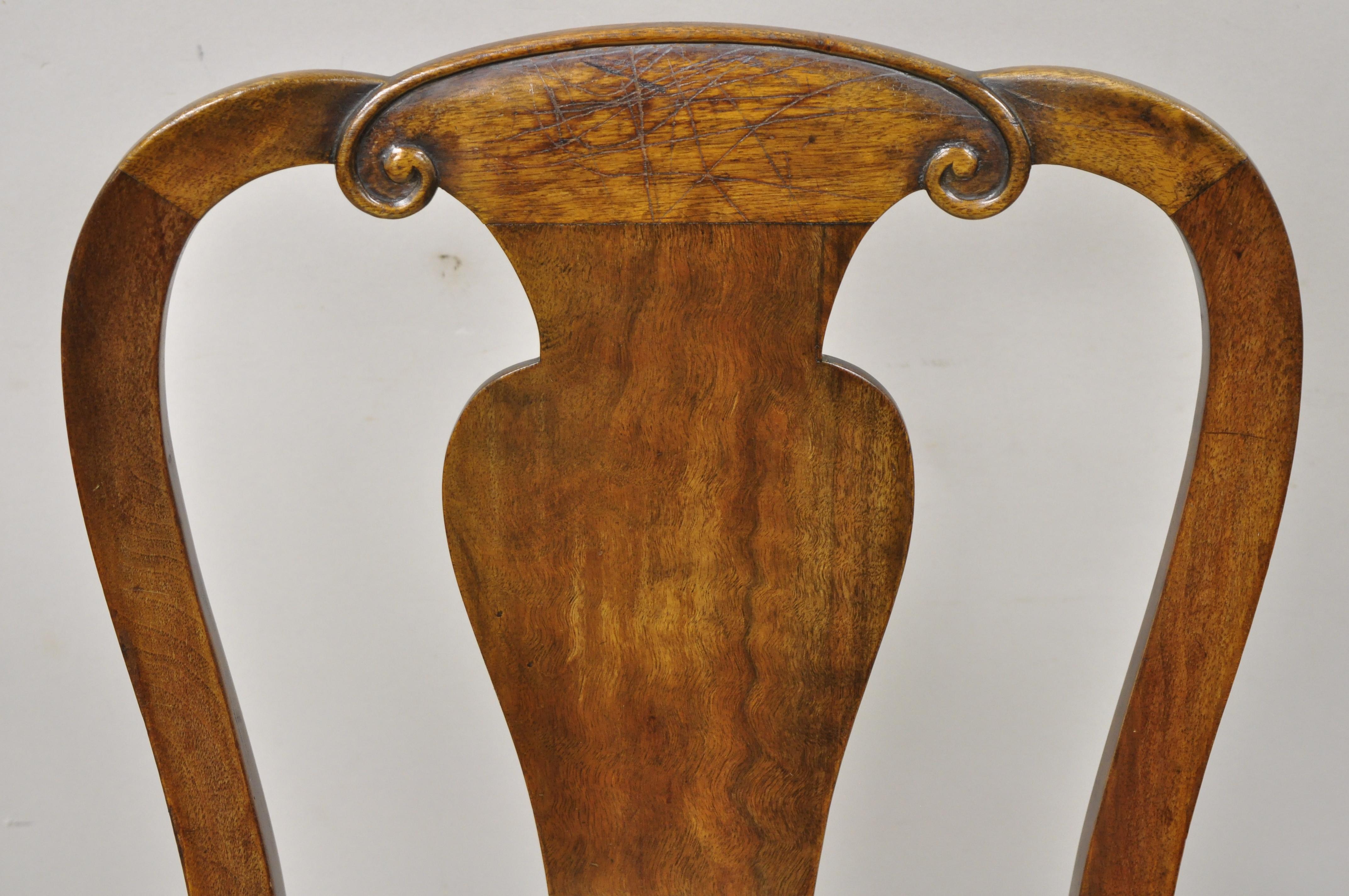 Antiker englischer Queen Anne Burr-Esszimmer-/Beistellstuhl aus Nussbaumholz mit Splat-Rücken aus dem 19. Jahrhundert im Zustand „Gut“ im Angebot in Philadelphia, PA