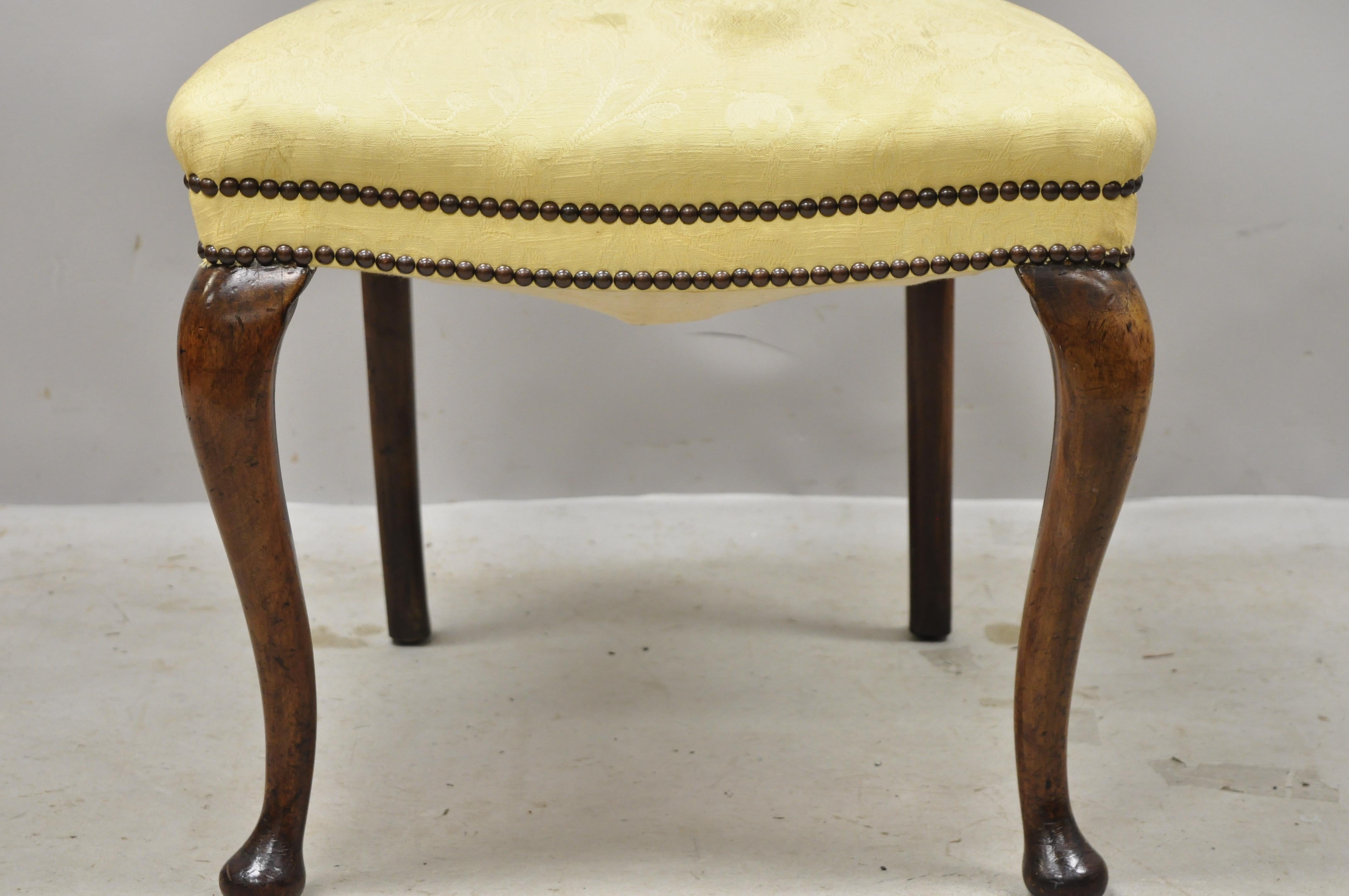 Antiker englischer Queen Anne Burr-Esszimmer-/Beistellstuhl aus Nussbaumholz mit Splat-Rücken aus dem 19. Jahrhundert (20. Jahrhundert) im Angebot