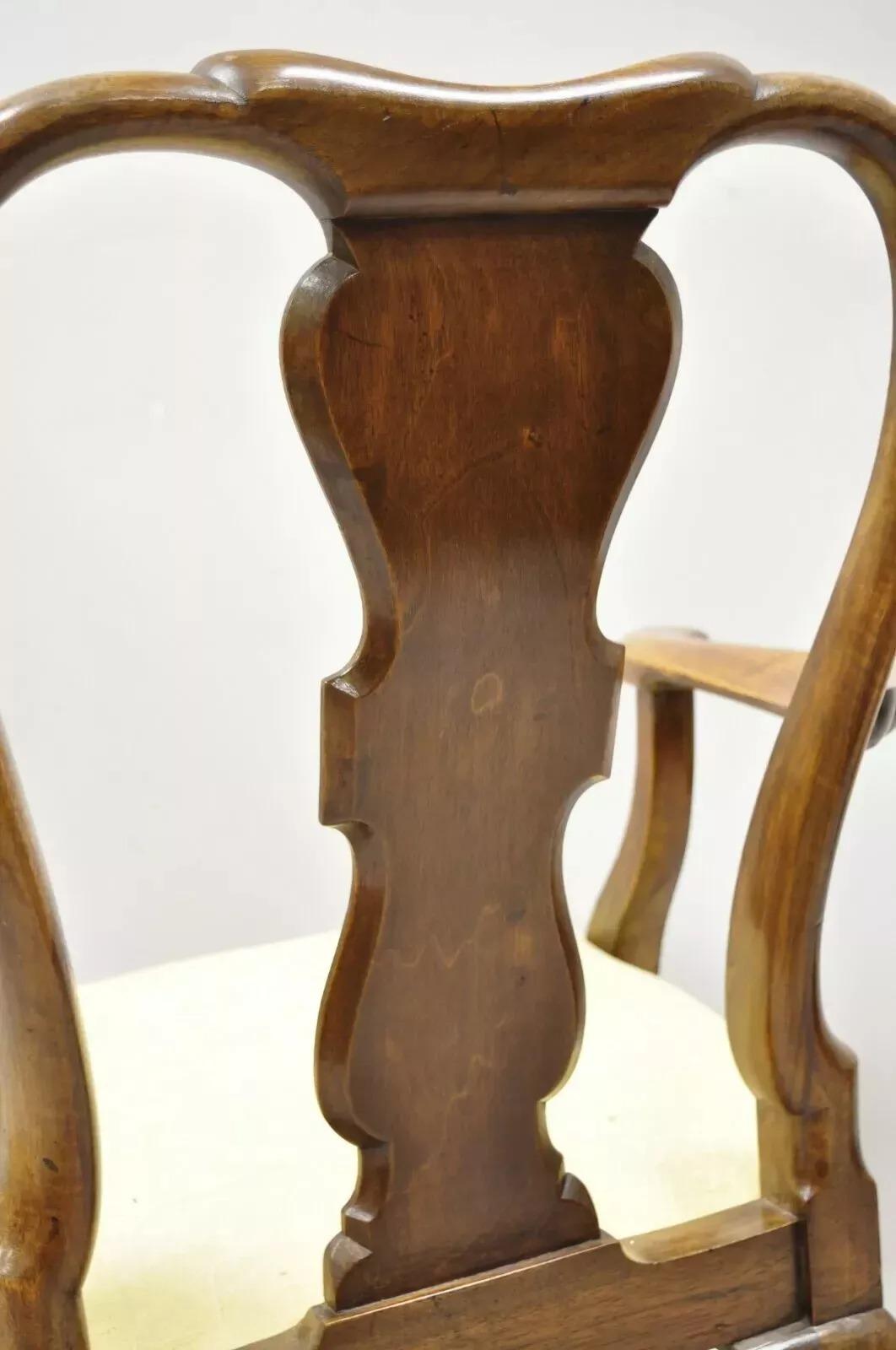 Ancienne chaise à accoudoir Queen Anne en ronce de noyer sculptée et à dossier épais, datant du 19e siècle. en vente 4