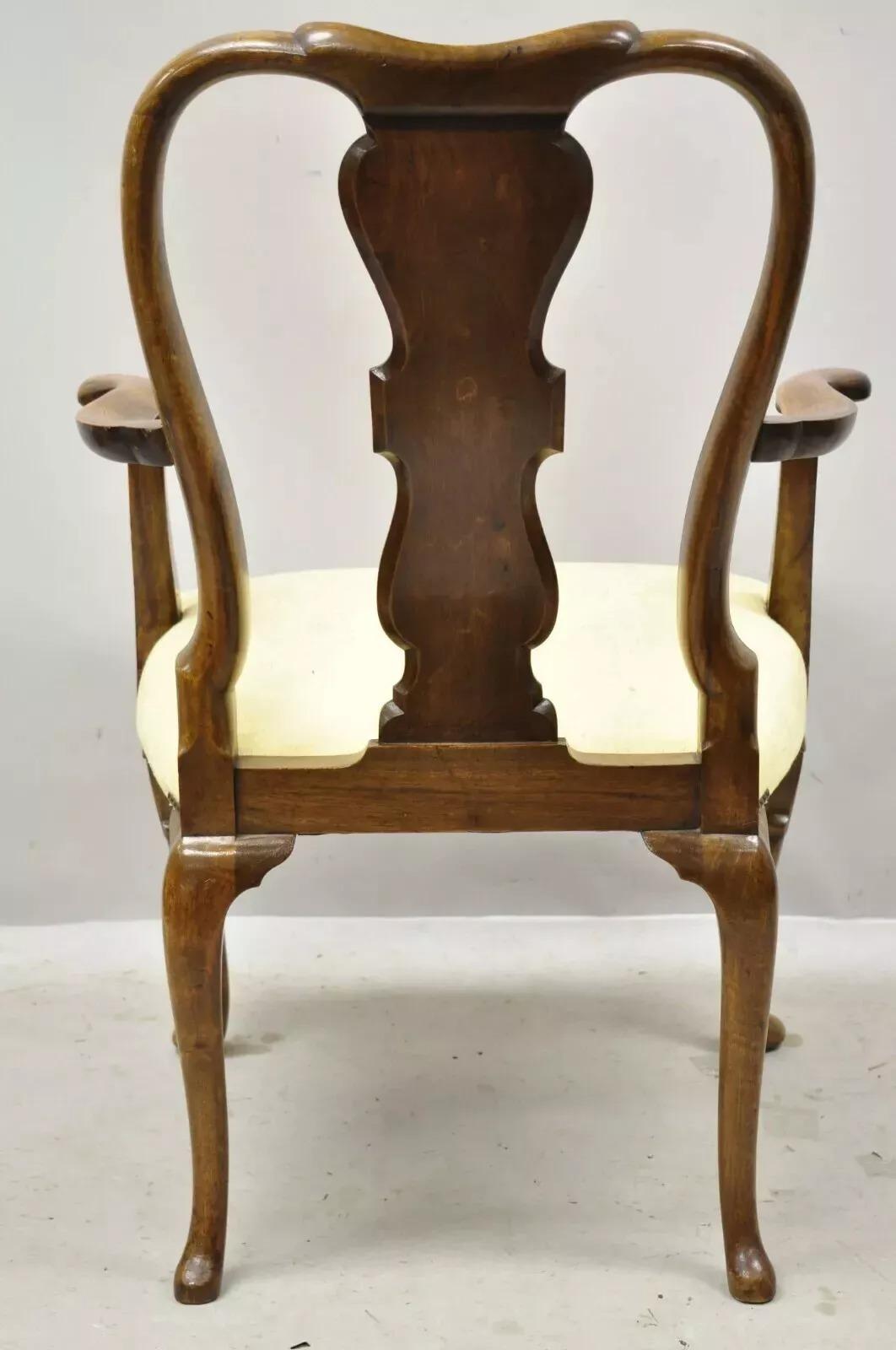 Ancienne chaise à accoudoir Queen Anne en ronce de noyer sculptée et à dossier épais, datant du 19e siècle. en vente 5