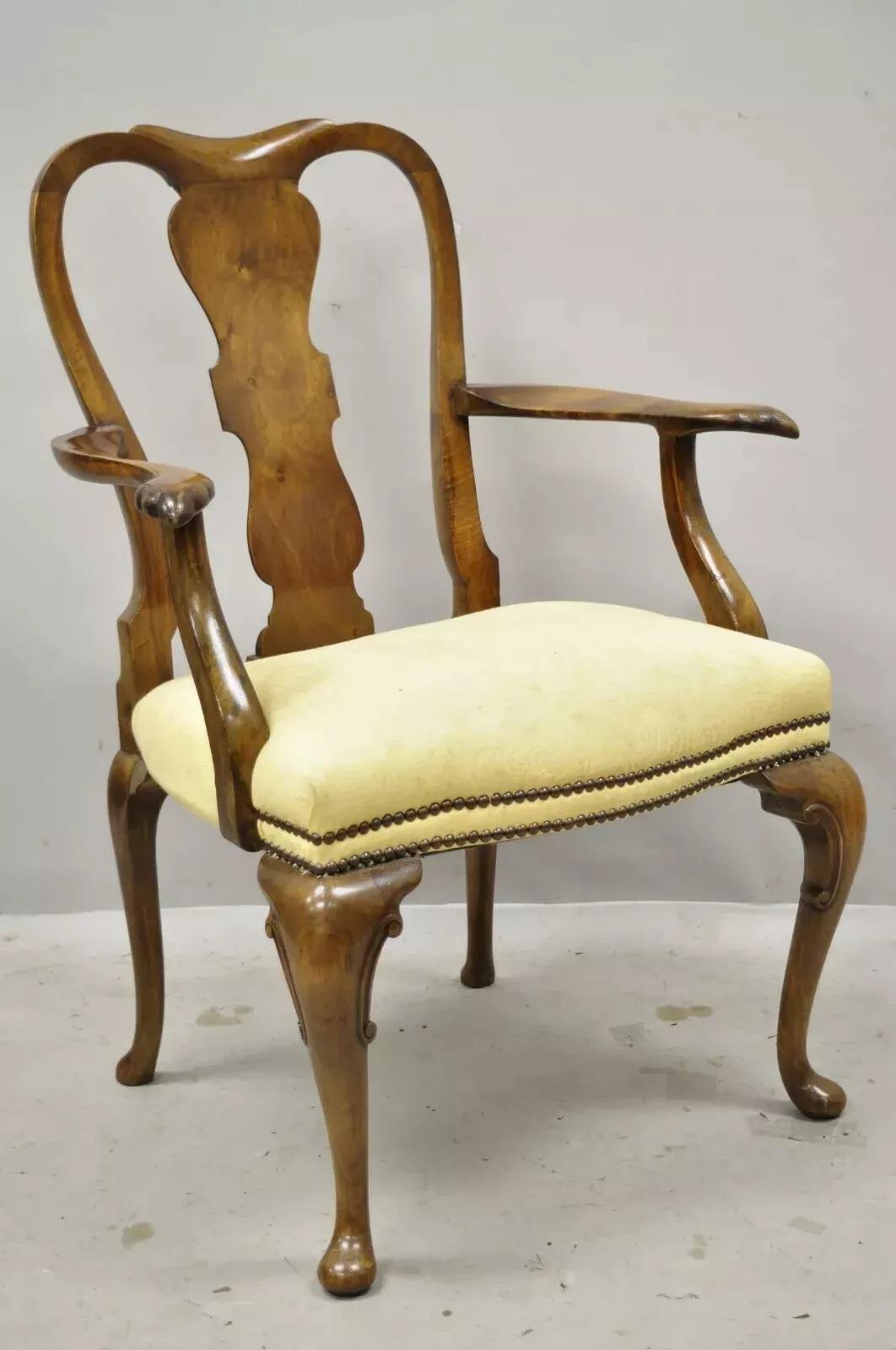 Ancienne chaise à accoudoir Queen Anne en ronce de noyer sculptée du 19ème siècle. L'objet présente une patine remarquable, des pieds Queen Anne sculptés, une construction en bois massif, un beau grain de bois et des détails joliment sculptés. Circa