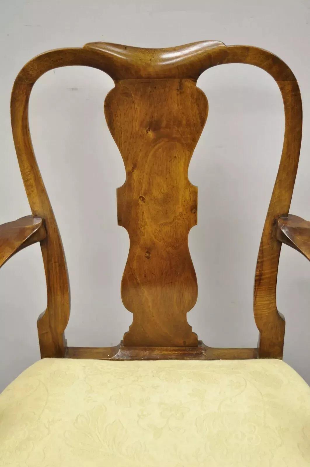 Inconnu Ancienne chaise à accoudoir Queen Anne en ronce de noyer sculptée et à dossier épais, datant du 19e siècle. en vente
