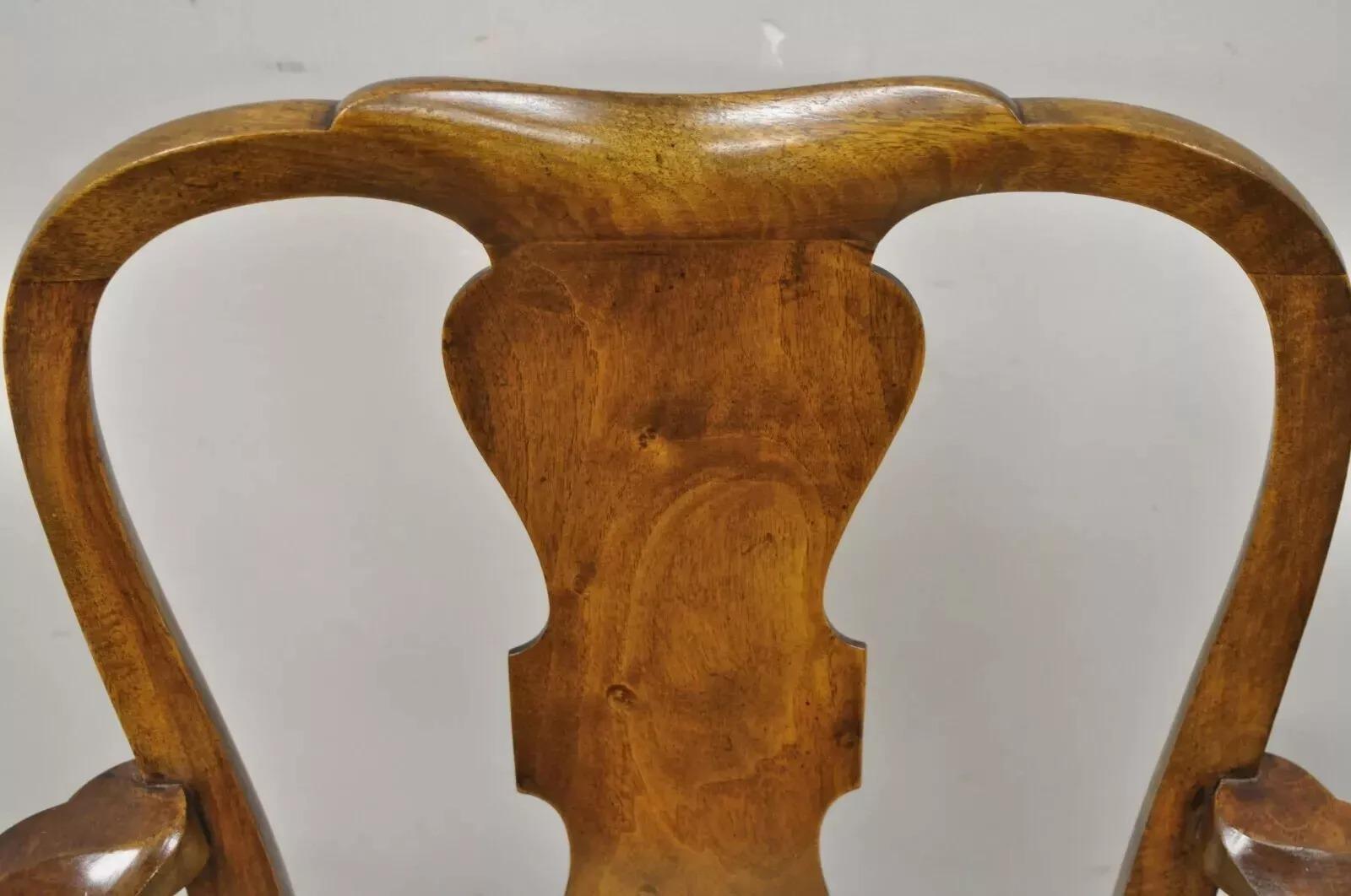 Ancienne chaise à accoudoir Queen Anne en ronce de noyer sculptée et à dossier épais, datant du 19e siècle. Bon état - En vente à Philadelphia, PA
