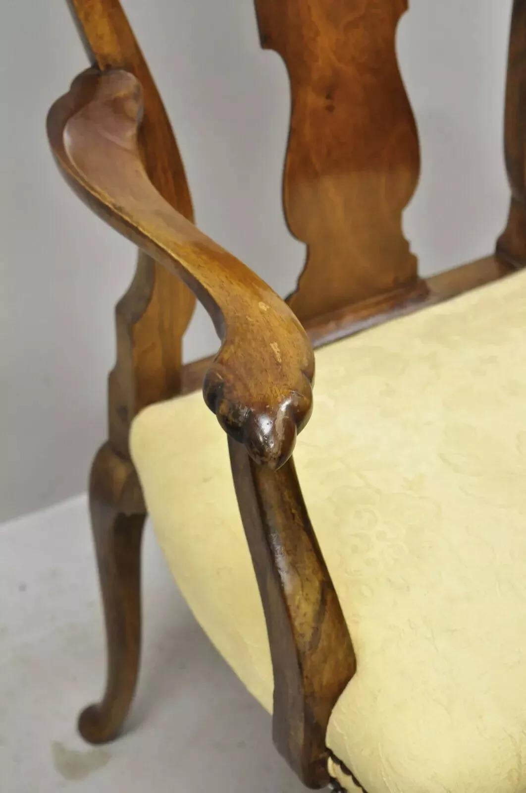 20ième siècle Ancienne chaise à accoudoir Queen Anne en ronce de noyer sculptée et à dossier épais, datant du 19e siècle. en vente