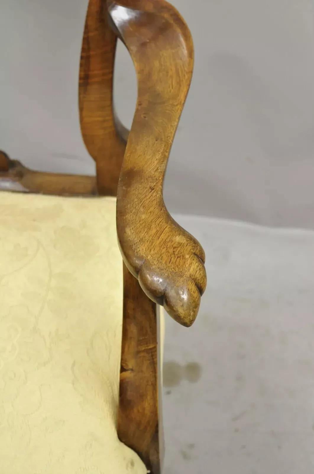 Noyer Ancienne chaise à accoudoir Queen Anne en ronce de noyer sculptée et à dossier épais, datant du 19e siècle. en vente