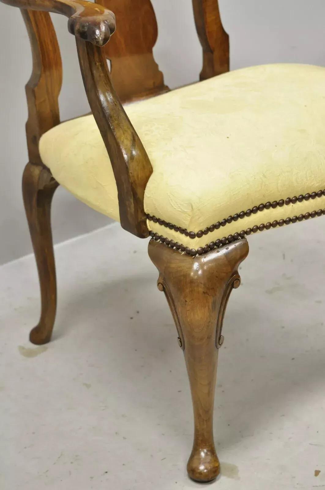 Ancienne chaise à accoudoir Queen Anne en ronce de noyer sculptée et à dossier épais, datant du 19e siècle. en vente 1