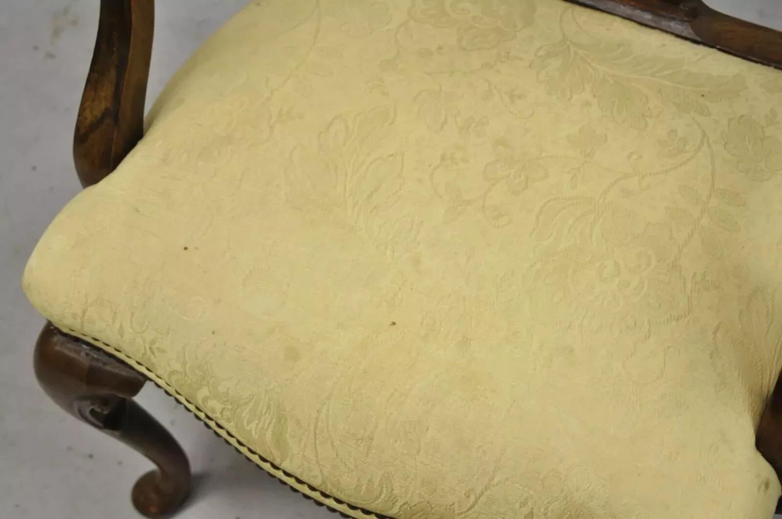 Ancienne chaise à accoudoir Queen Anne en ronce de noyer sculptée et à dossier épais, datant du 19e siècle. en vente 3