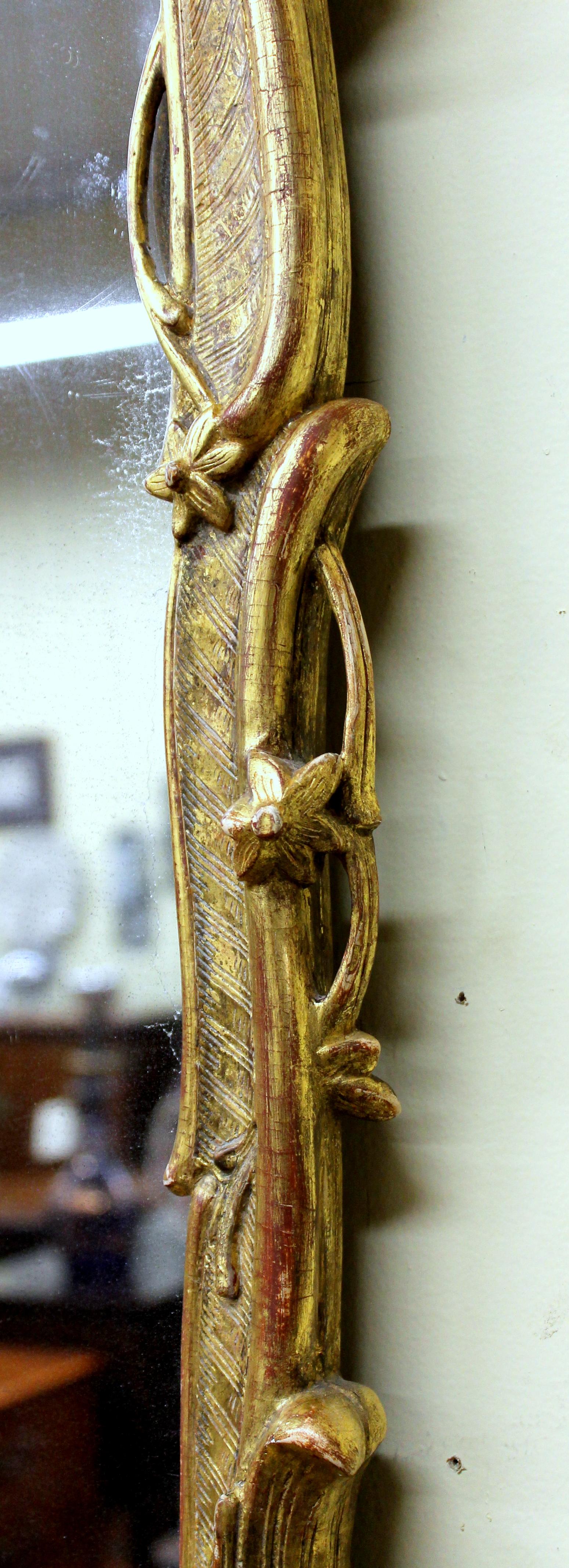 19. Jahrhundert Europäischer Spiegel aus geschnitztem Holz und Gesso im Rokoko-Stil mit vergoldetem Rahmen (Italienisch) im Angebot