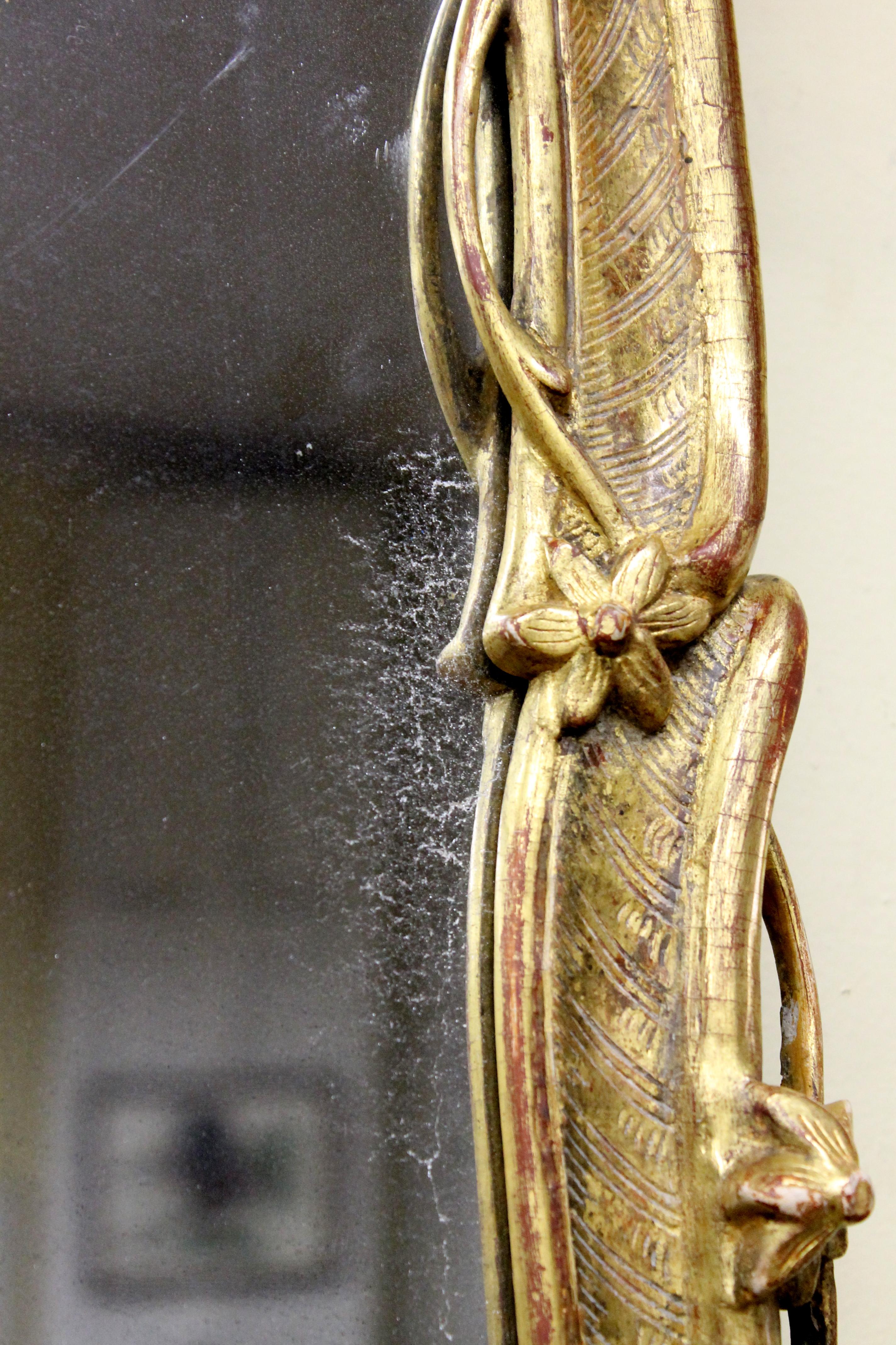 19. Jahrhundert Europäischer Spiegel aus geschnitztem Holz und Gesso im Rokoko-Stil mit vergoldetem Rahmen im Angebot 4
