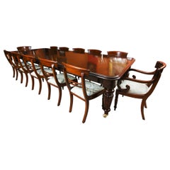Mesa de comedor extensible antigua del siglo XIX y 12 sillas antiguas