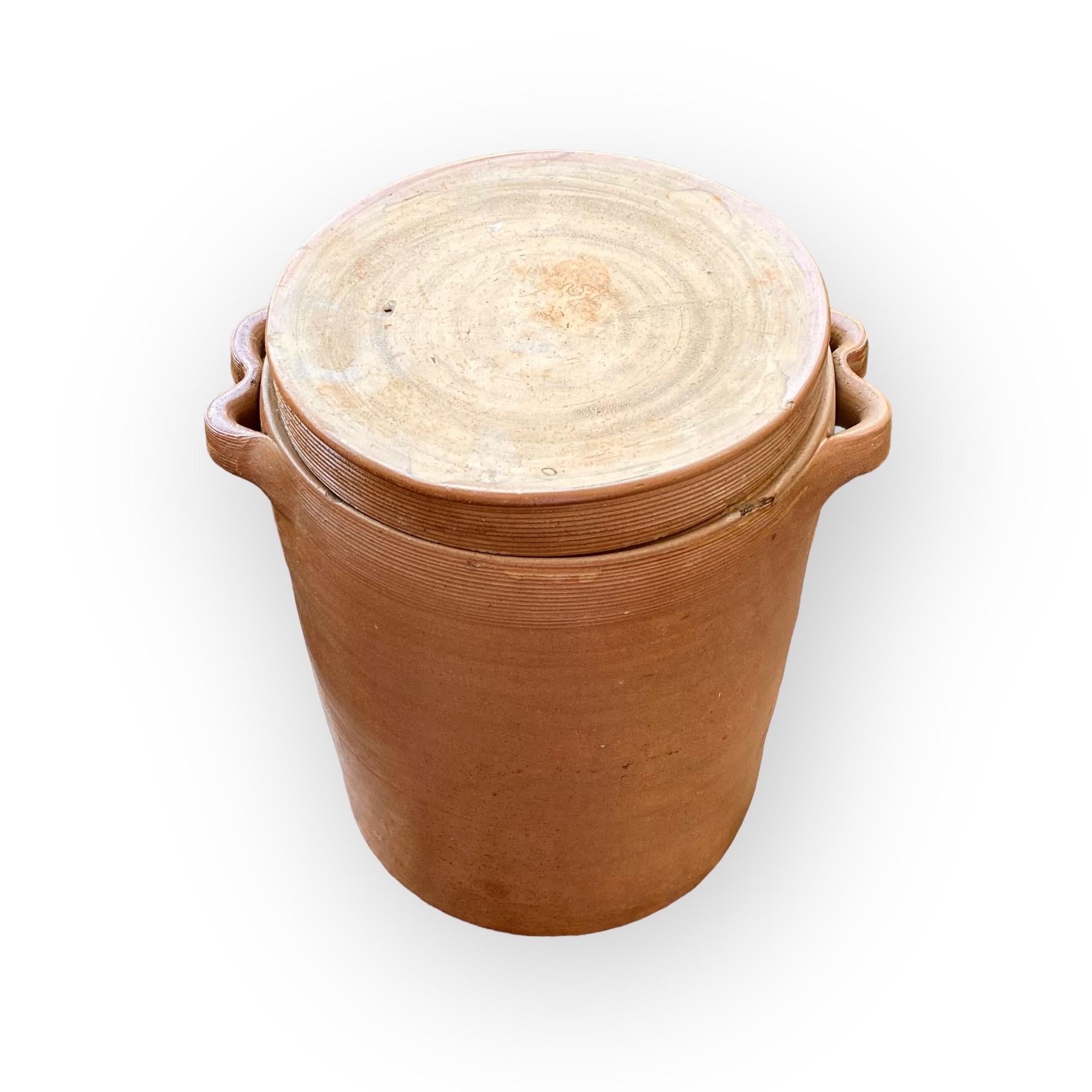 Rustique Grande A.I.C. ancienne. Pot à confiture français avec couvercle d'origine et poignées en ruban  en vente