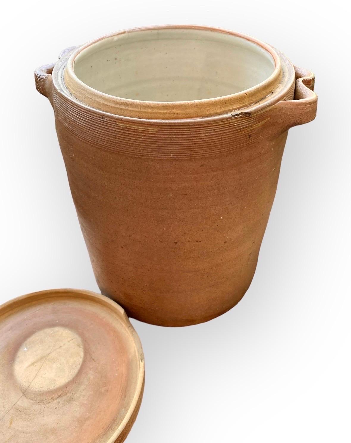 Fait main Grande A.I.C. ancienne. Pot à confiture français avec couvercle d'origine et poignées en ruban  en vente