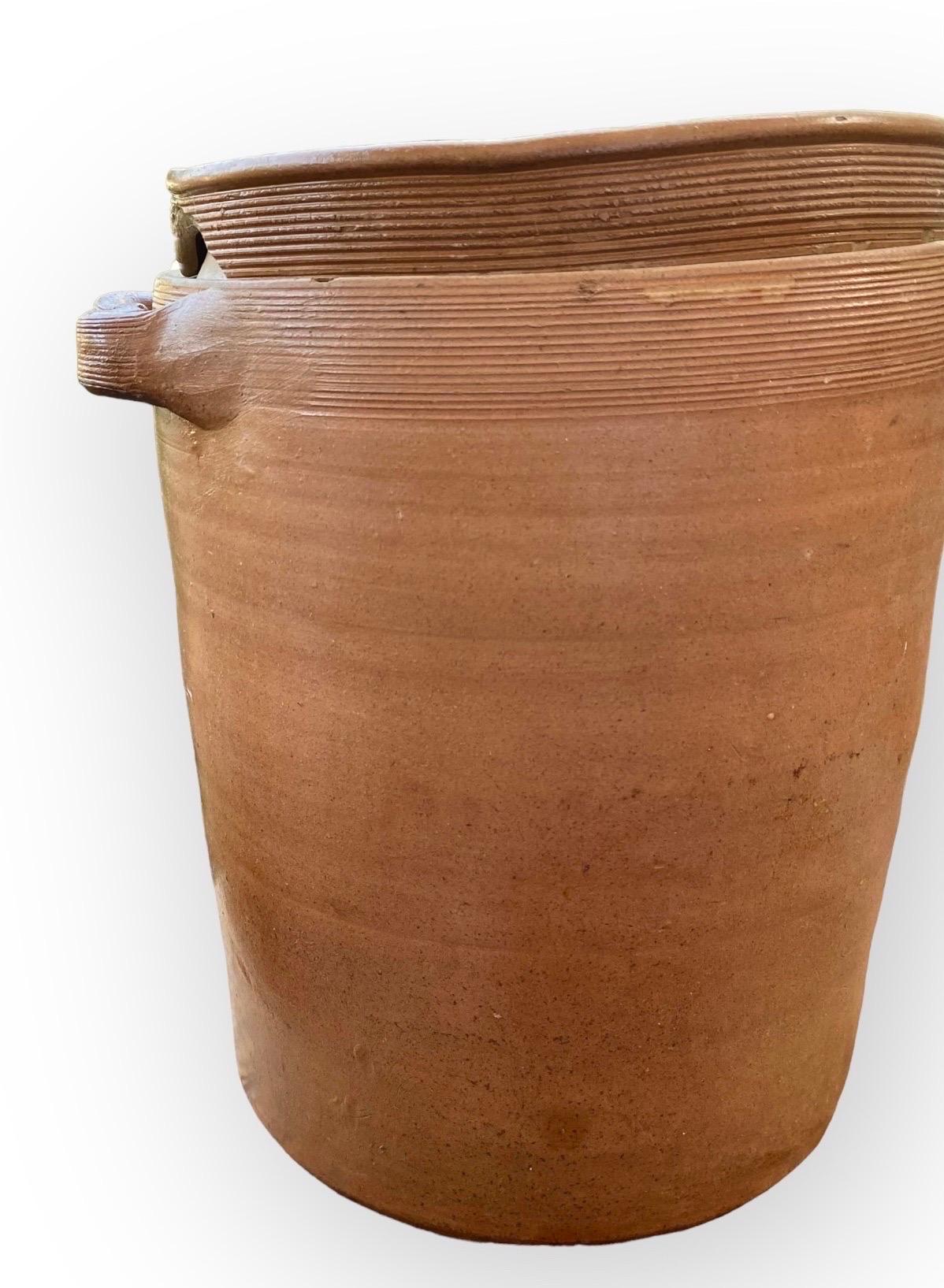 Grande A.I.C. ancienne. Pot à confiture français avec couvercle d'origine et poignées en ruban  Bon état - En vente à New Orleans, LA