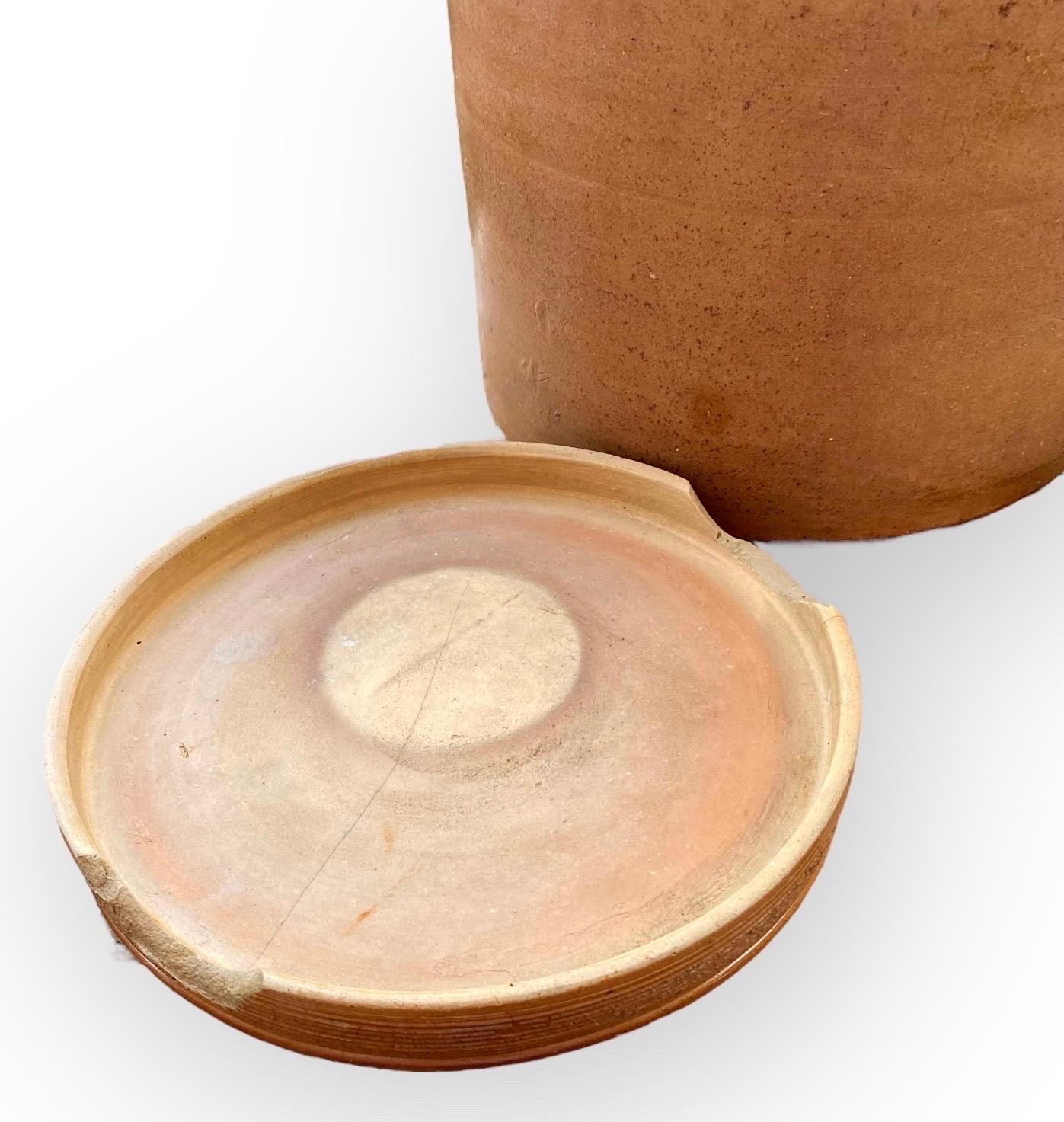 Poteries Grande A.I.C. ancienne. Pot à confiture français avec couvercle d'origine et poignées en ruban  en vente