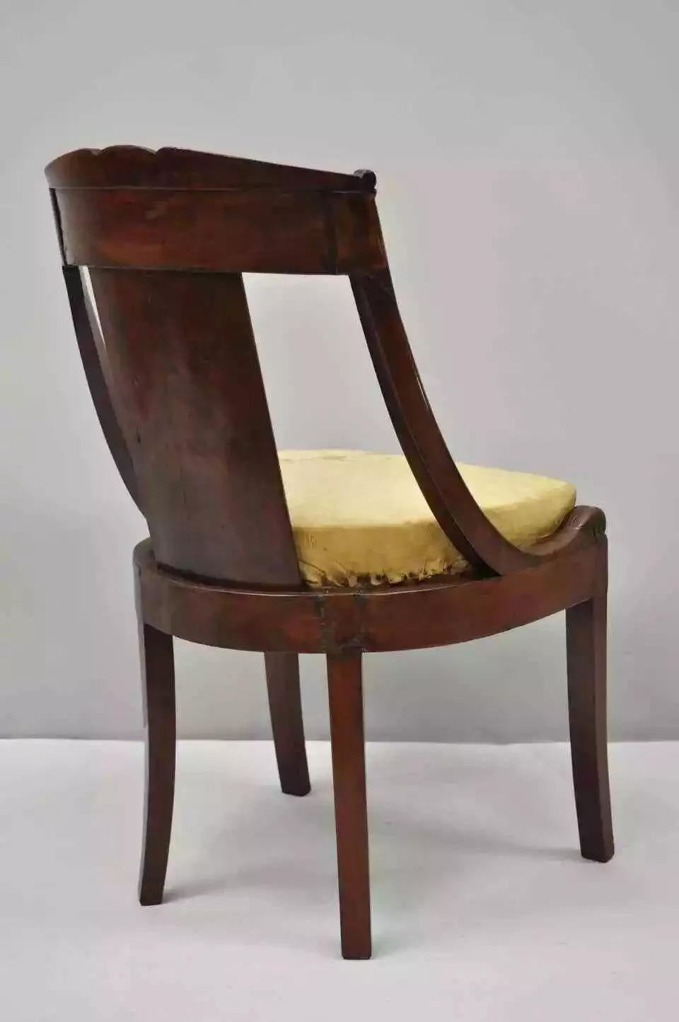 Ancienne chaise d'appoint Empire Regency en acajou avec bronze d'ornementation, datant du 19e siècle. en vente 4