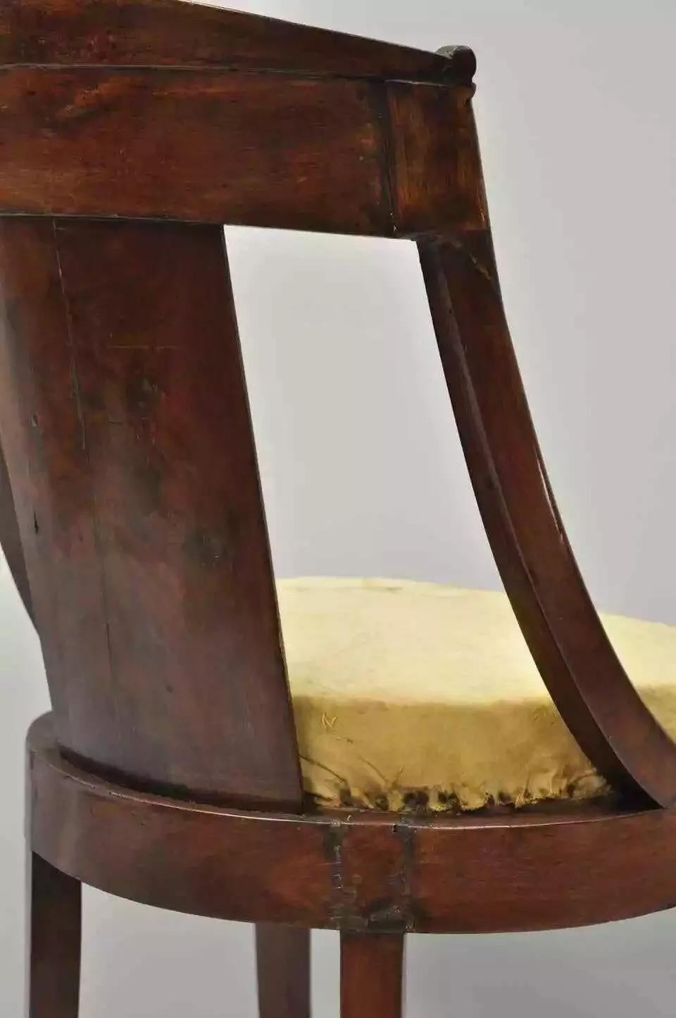 Ancienne chaise d'appoint Empire Regency en acajou avec bronze d'ornementation, datant du 19e siècle. en vente 5