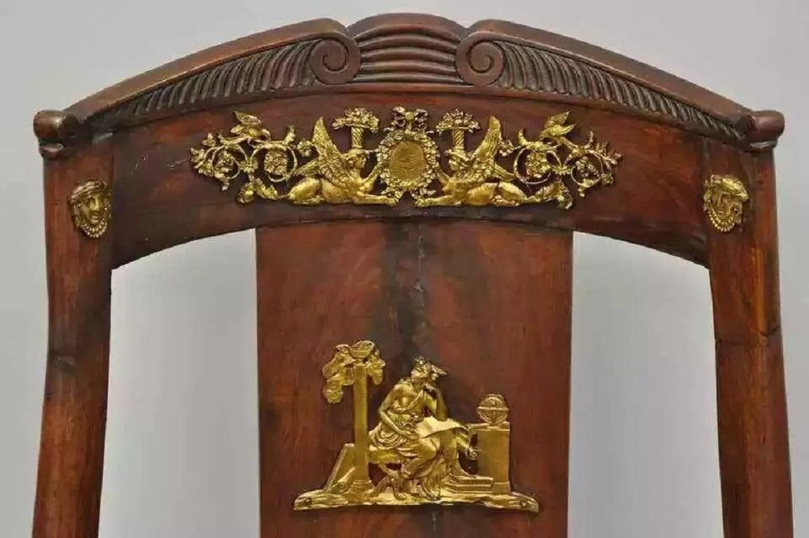 Néoclassique Ancienne chaise d'appoint Empire Regency en acajou avec bronze d'ornementation, datant du 19e siècle. en vente
