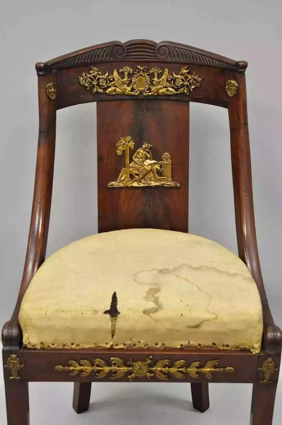 Ancienne chaise d'appoint Empire Regency en acajou avec bronze d'ornementation, datant du 19e siècle. Bon état - En vente à Philadelphia, PA