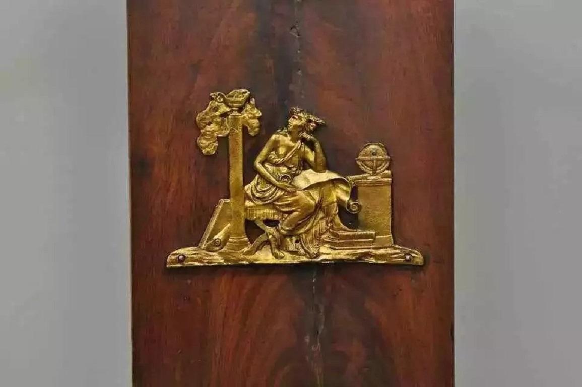 XIXe siècle Ancienne chaise d'appoint Empire Regency en acajou avec bronze d'ornementation, datant du 19e siècle. en vente