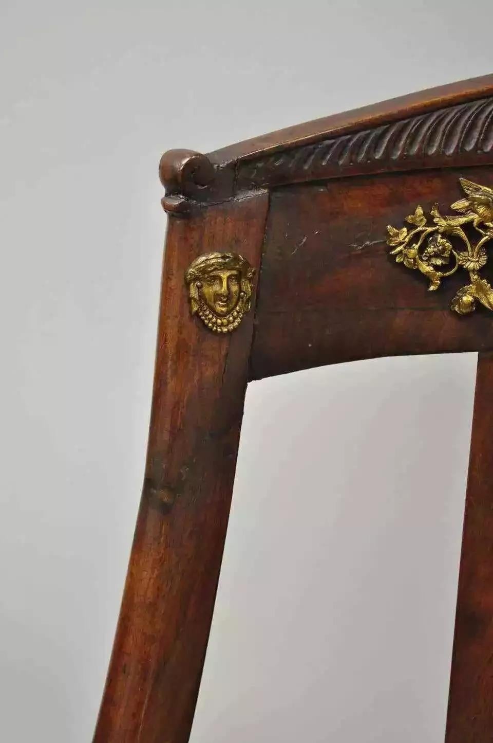 Ancienne chaise d'appoint Empire Regency en acajou avec bronze d'ornementation, datant du 19e siècle. en vente 1