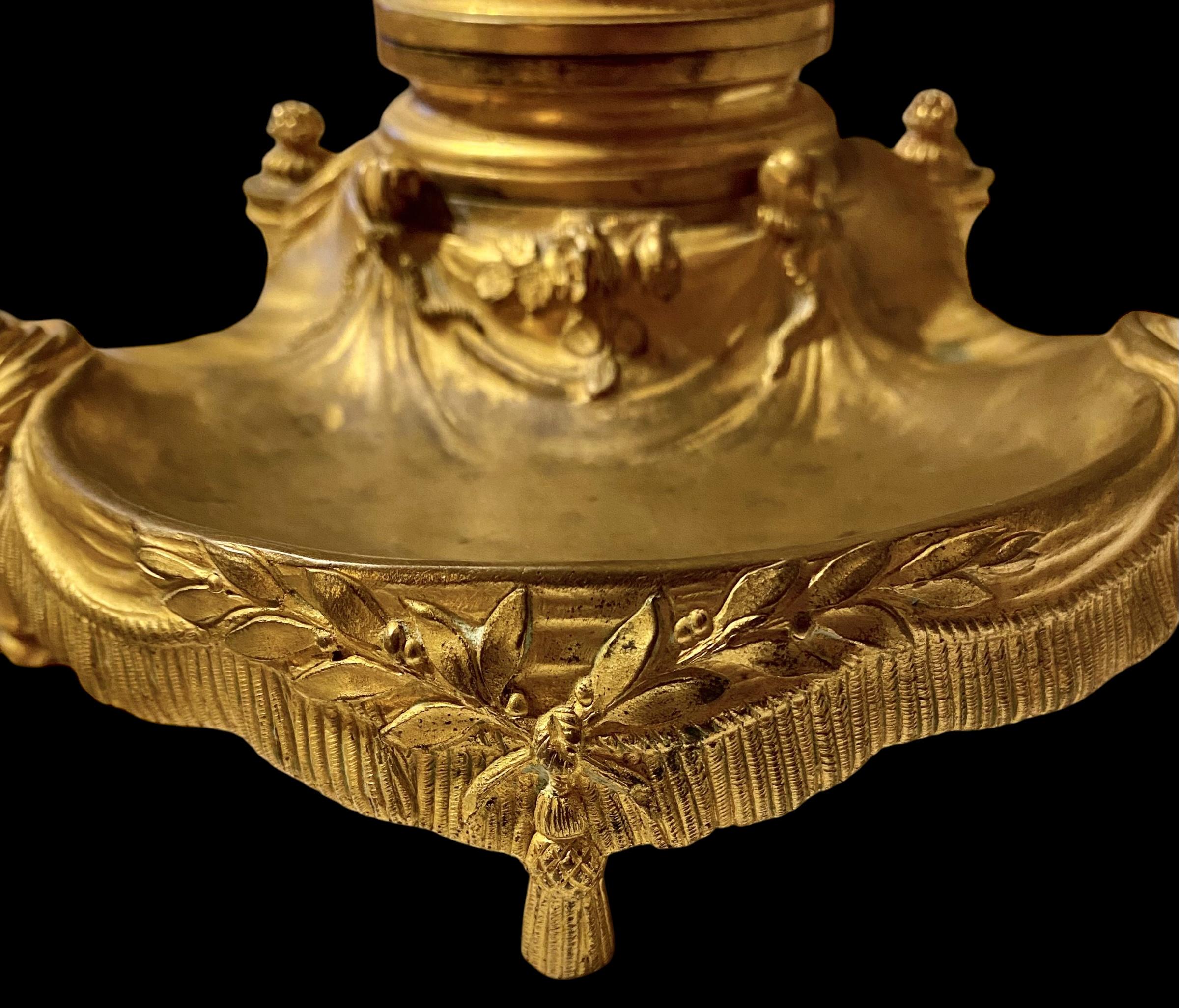 Antico XIX sec. Calamaio francese in bronzo dorato con calamaio originale blu cobalto in vendita 3