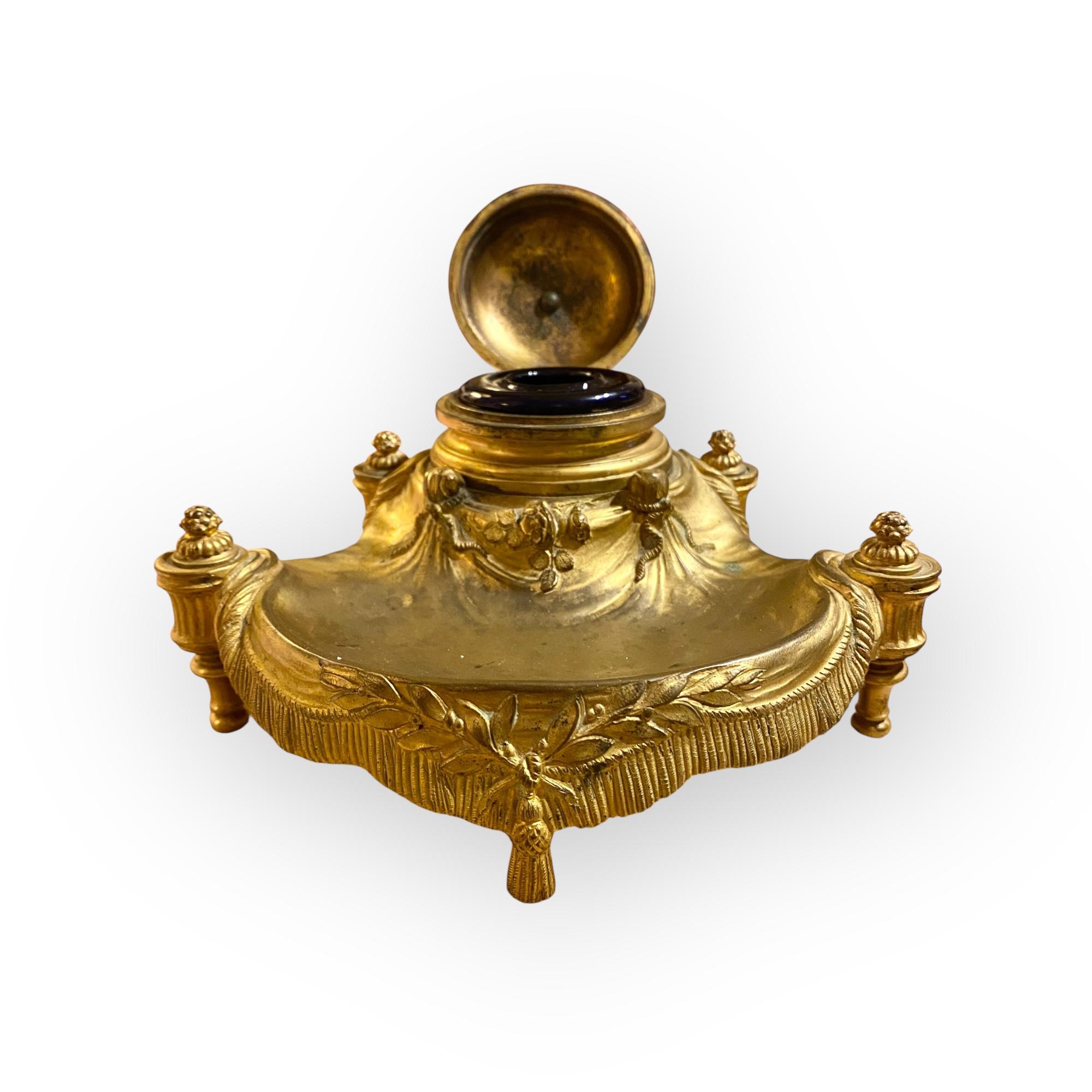 Antico XIX sec. Calamaio francese in bronzo dorato con calamaio originale blu cobalto in vendita 6