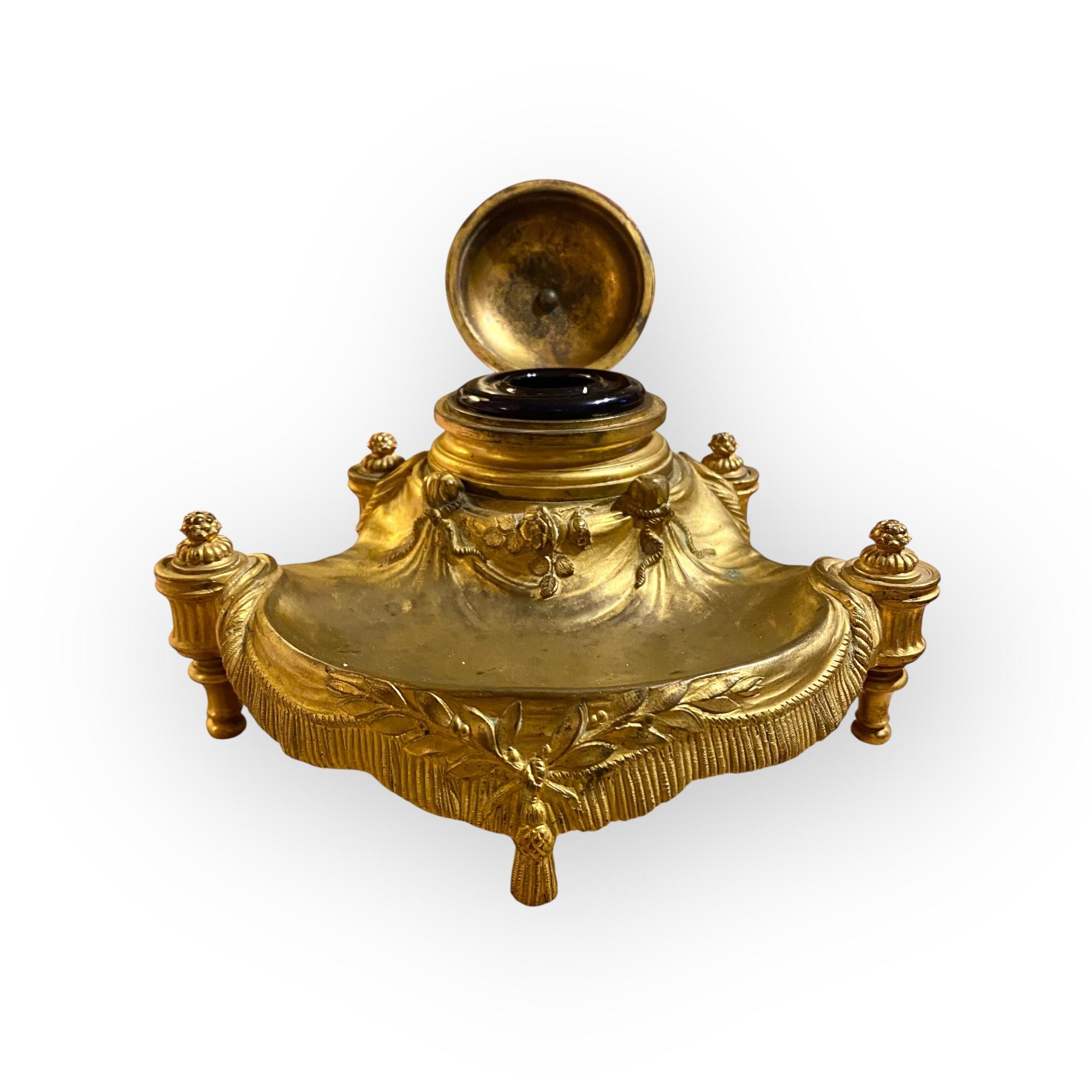 Antico XIX sec. Calamaio francese in bronzo dorato con calamaio originale blu cobalto in vendita 7