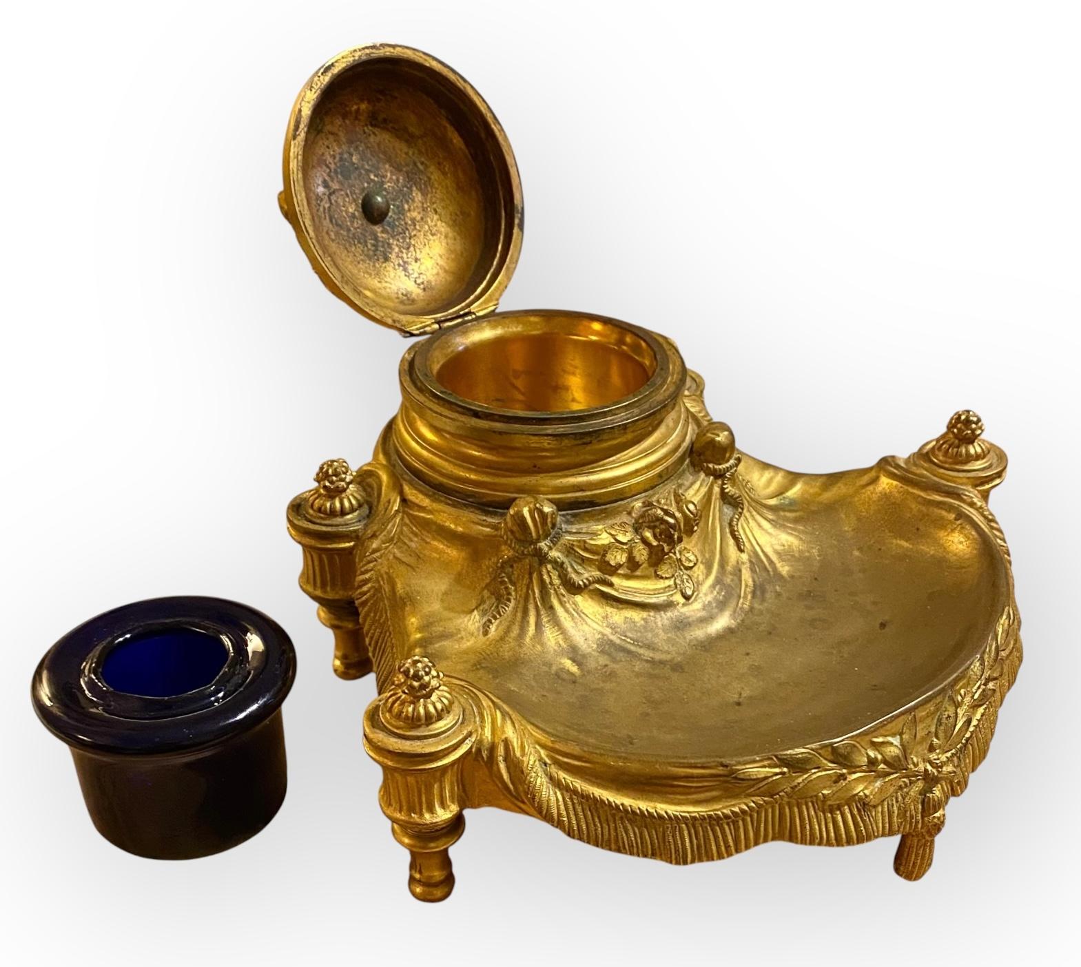 Antico XIX sec. Calamaio francese in bronzo dorato con calamaio originale blu cobalto in vendita 8
