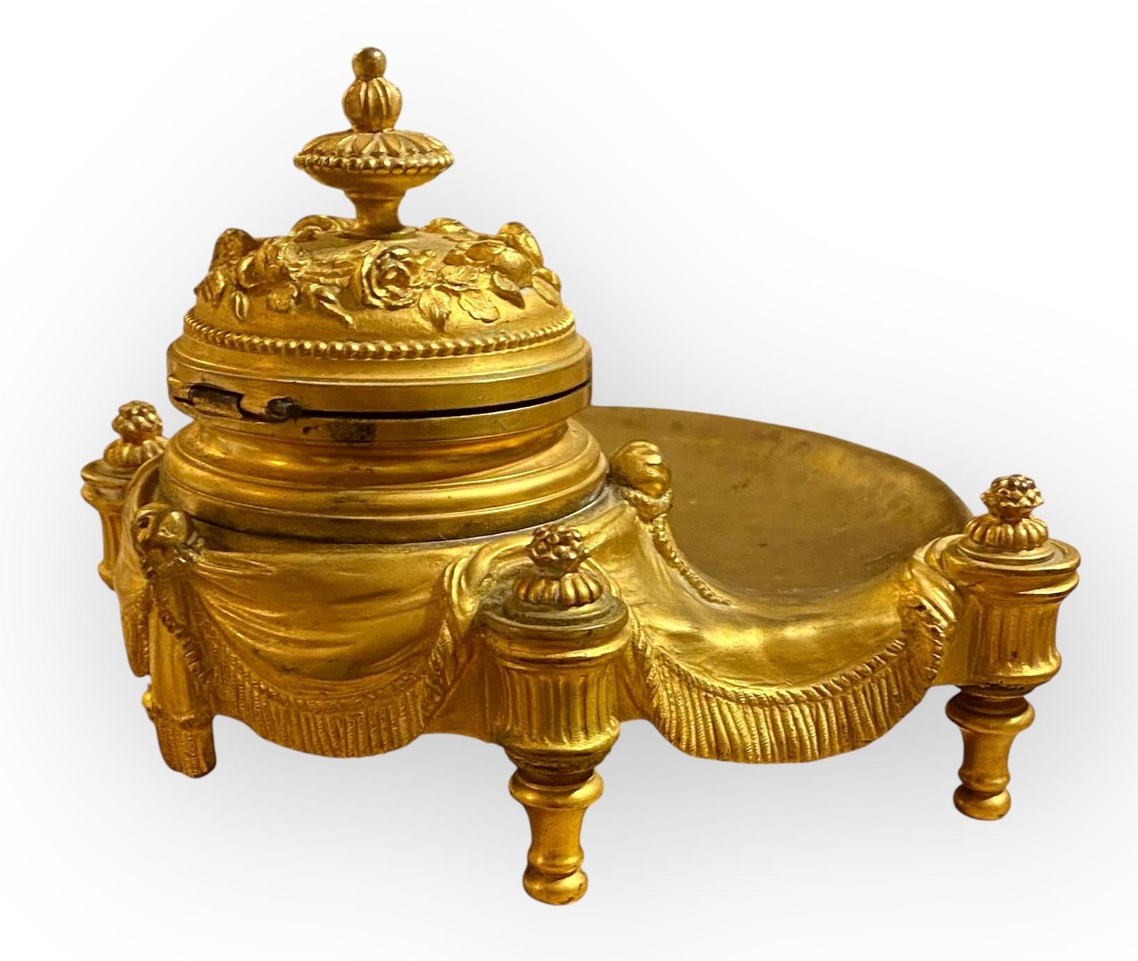 Antico XIX sec. Calamaio francese in bronzo dorato con calamaio originale blu cobalto in vendita 11