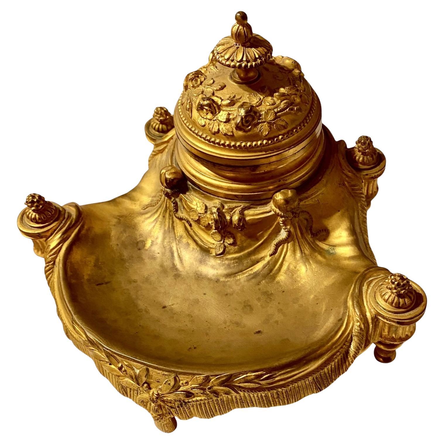 Scatena lo spirito del Luigi XVI francese: Calamaio antico in bronzo dorato Trasportati in un'epoca di splendore artistico con questo affascinante calamaio antico in bronzo dorato, meticolosamente realizzato alla fine del XIX secolo per emulare la