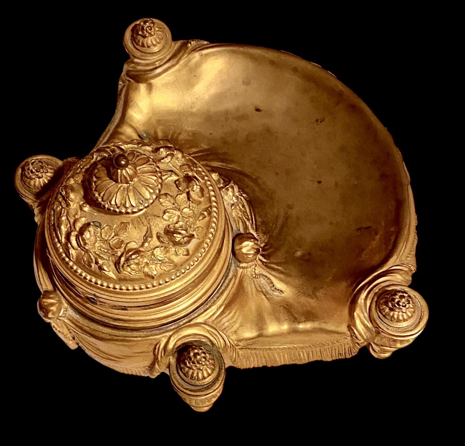 Luigi XIV Antico XIX sec. Calamaio francese in bronzo dorato con calamaio originale blu cobalto in vendita