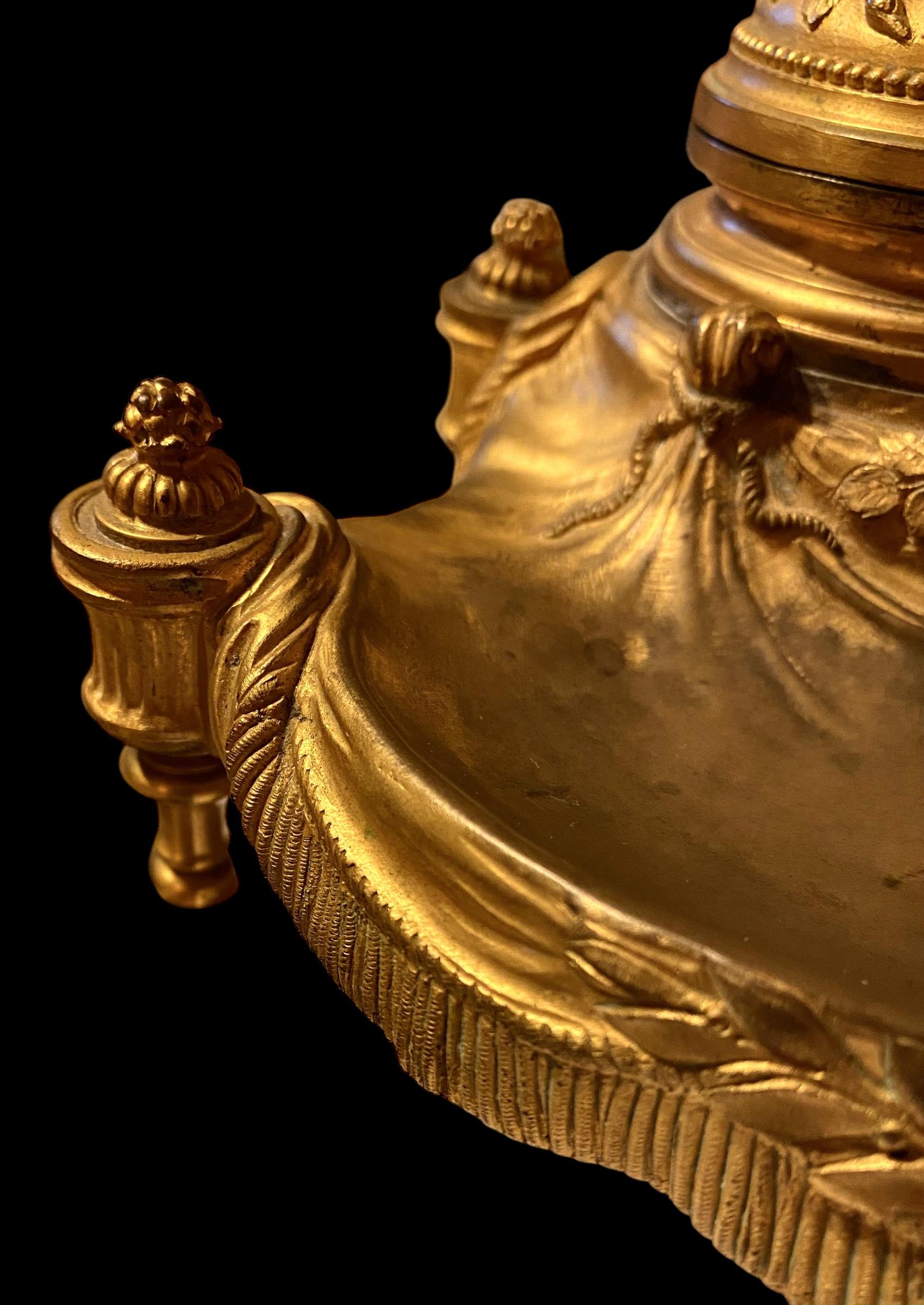 Con perline Antico XIX sec. Calamaio francese in bronzo dorato con calamaio originale blu cobalto in vendita