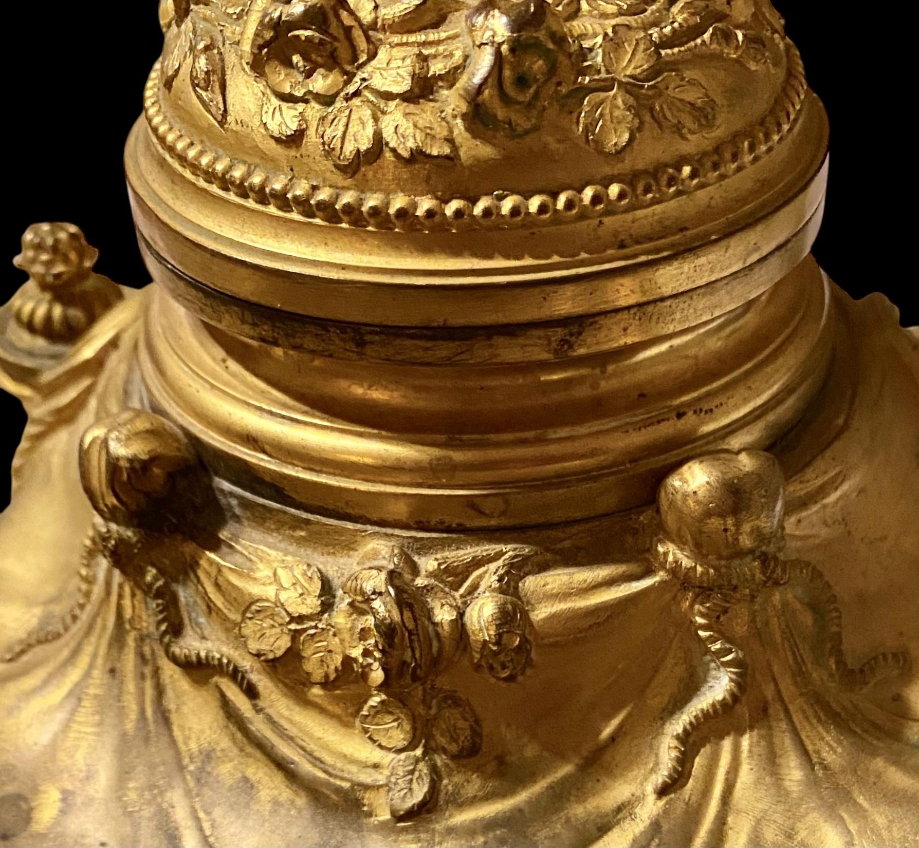 Antico XIX sec. Calamaio francese in bronzo dorato con calamaio originale blu cobalto in vendita 1