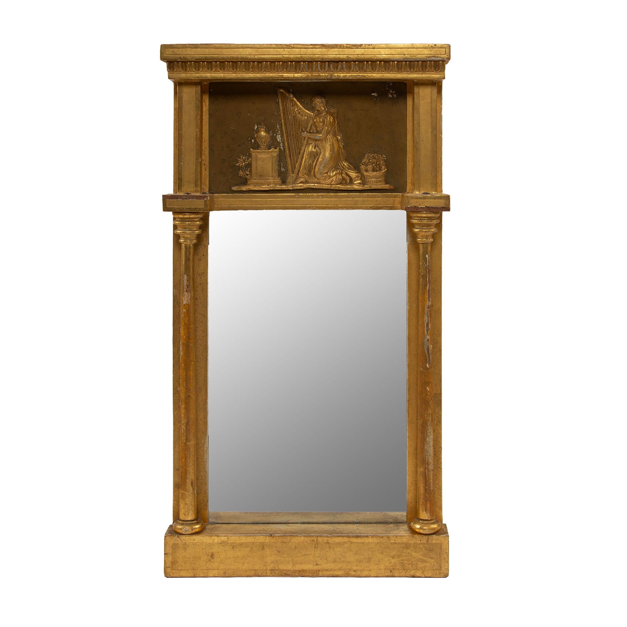 Specchio neoclassico francese del XIX secolo in legno dorato con rilievo ad arpa
Raffinata specchiera francese in legno dorato del XIX secolo in stile neoclassico, caratterizzata da una cornice rettangolare sormontata da un pannello in rilievo
