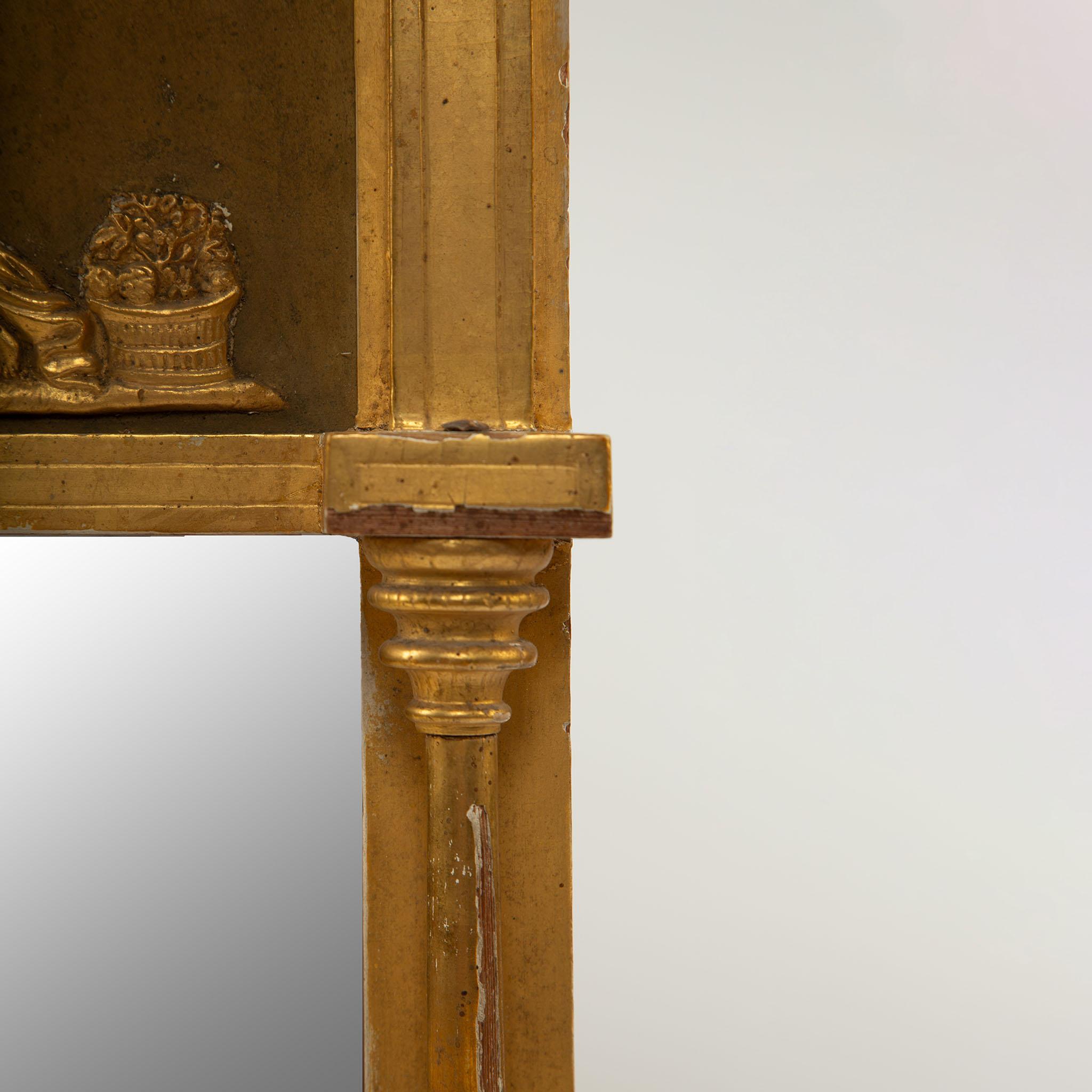 Neoclassico Antique Mirror francese del XIX secolo in legno dorato, neoclassico con rilievi di arpa classica in vendita