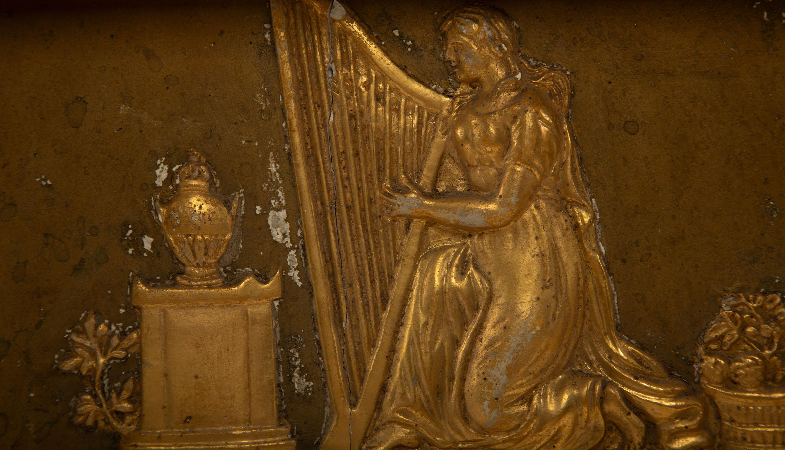 Antique Mirror francese del XIX secolo in legno dorato, neoclassico con rilievi di arpa classica In condizioni ottime in vendita a New York, NY