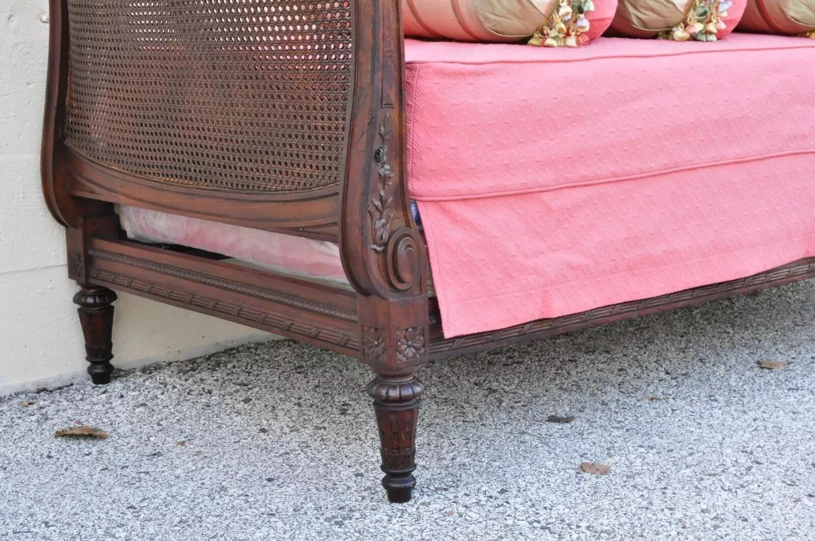 Antiguo Sofá-cama francés estilo Luis XVI tallado en nogal y caña rosa del S. XIX en venta 5