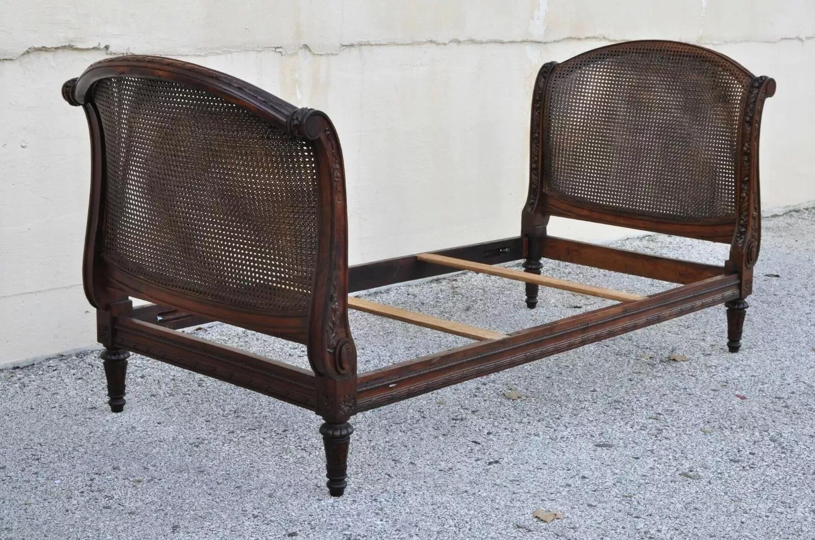 Antiguo Sofá-cama francés estilo Luis XVI tallado en nogal y caña rosa del S. XIX en venta 6