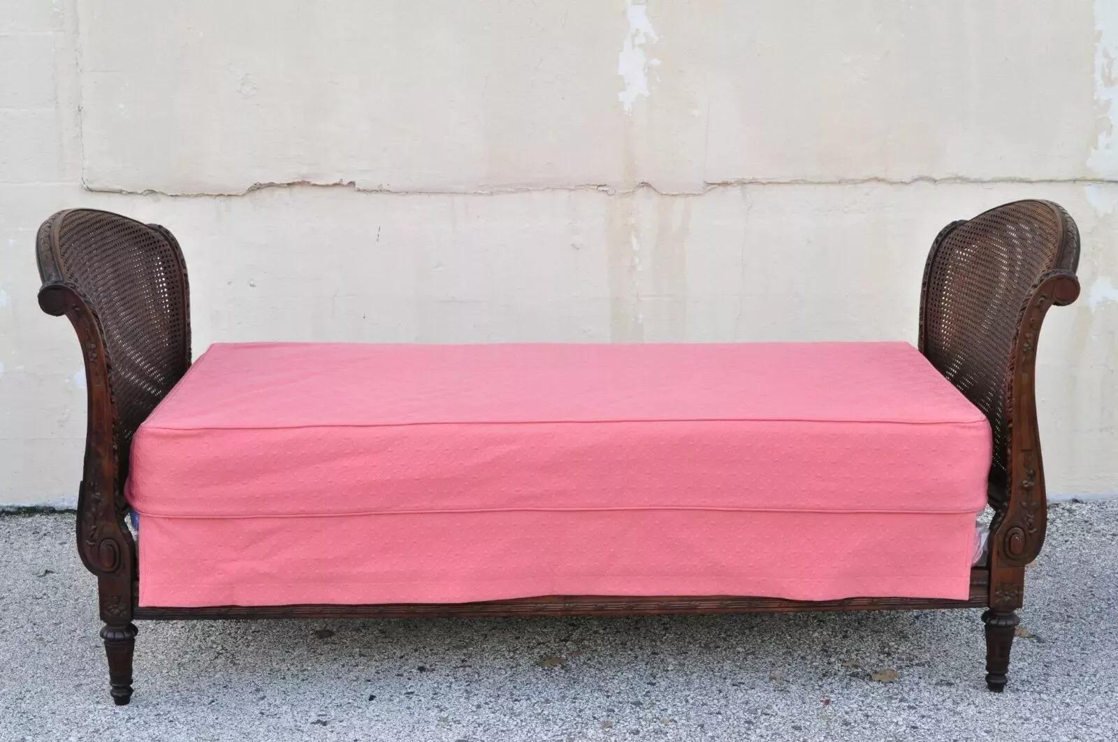 Antiguo Sofá-cama francés estilo Luis XVI tallado en nogal y caña rosa del S. XIX en Bueno estado para la venta en Philadelphia, PA