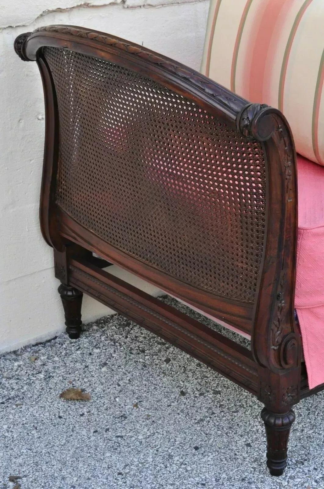 Antiguo Sofá-cama francés estilo Luis XVI tallado en nogal y caña rosa del S. XIX en venta 1