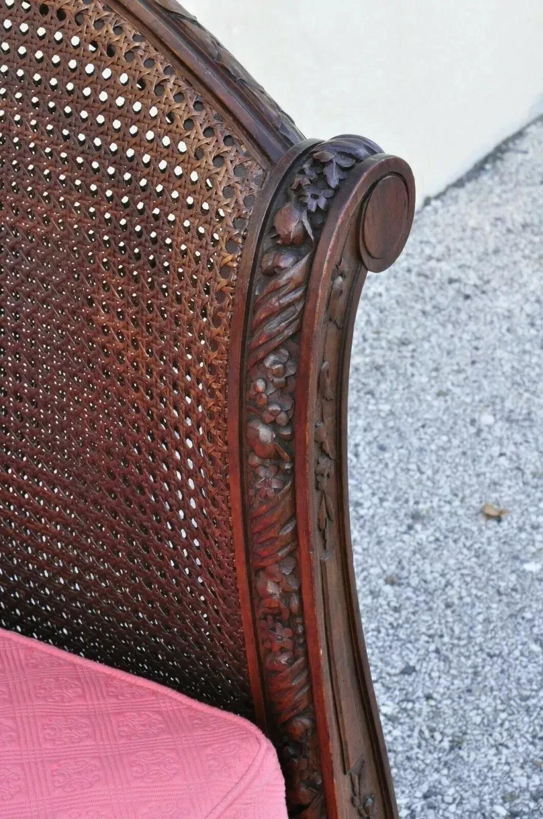 Antiguo Sofá-cama francés estilo Luis XVI tallado en nogal y caña rosa del S. XIX en venta 2