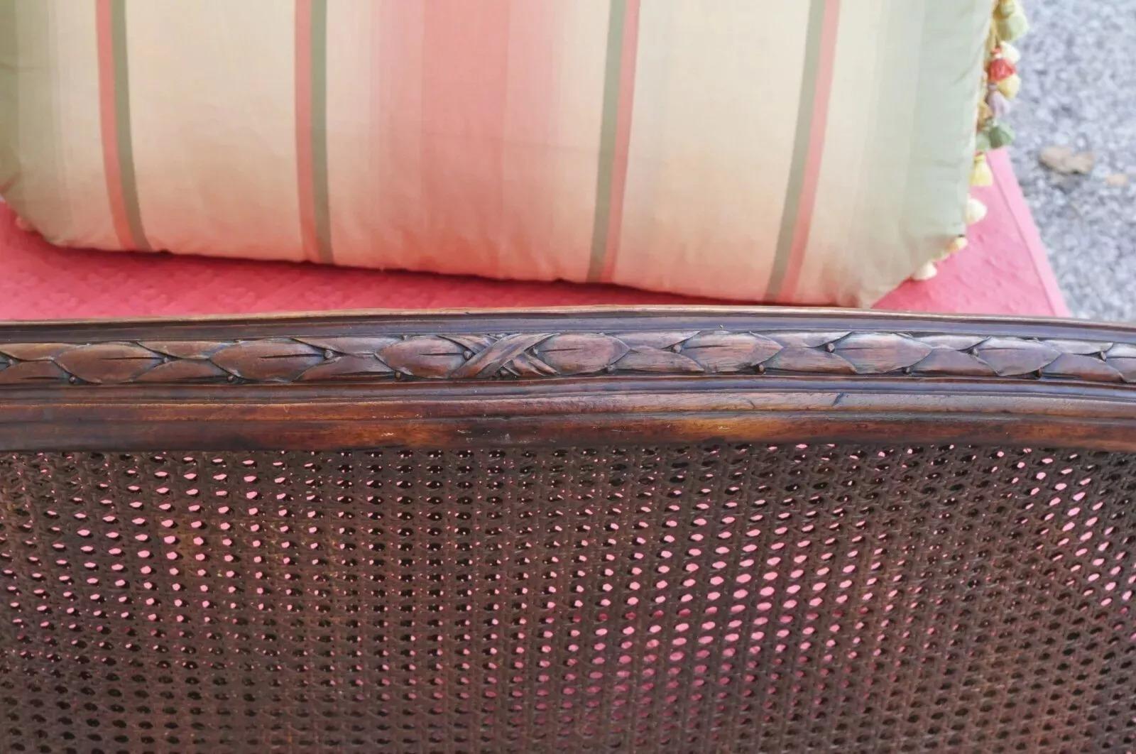 Antiguo Sofá-cama francés estilo Luis XVI tallado en nogal y caña rosa del S. XIX en venta 3