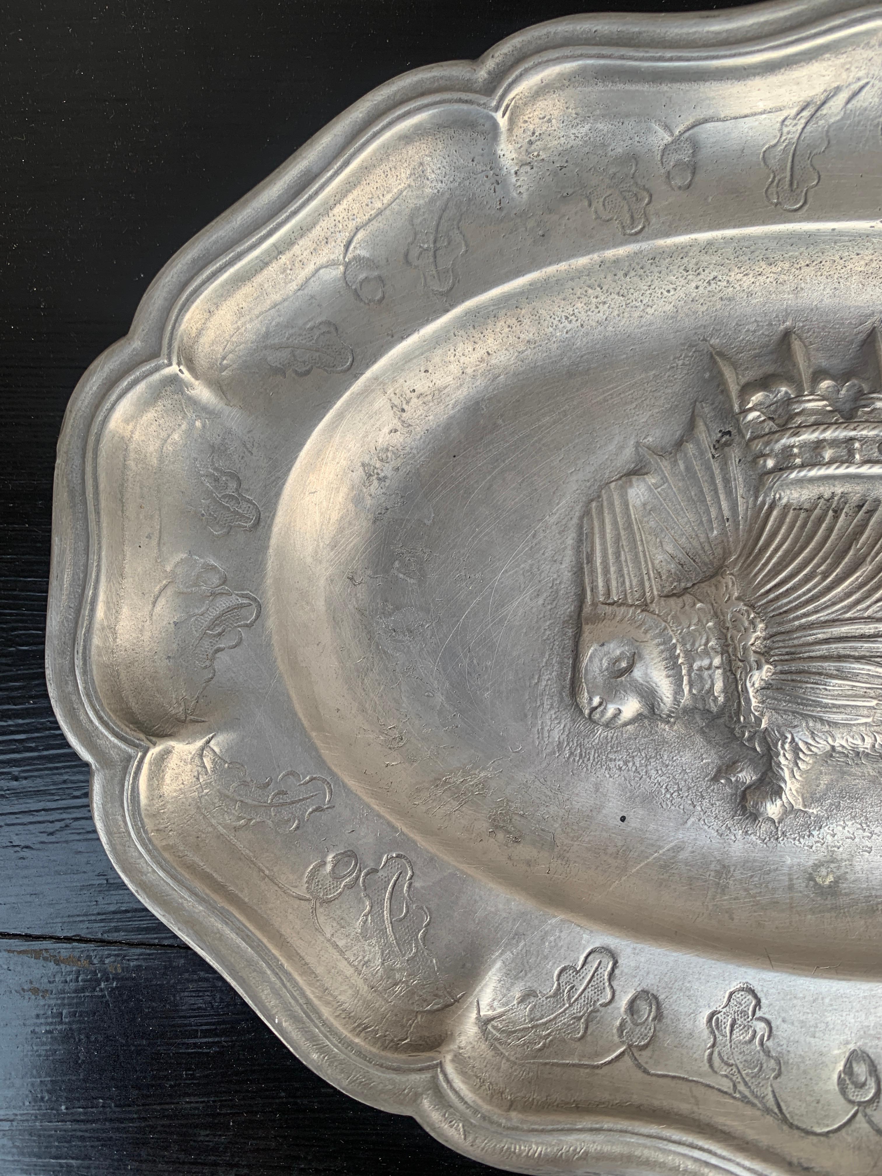 Rustique Antique 19 C. French Provincial Louis X11 Crowned Porcupine Pewter Wall Plate en vente