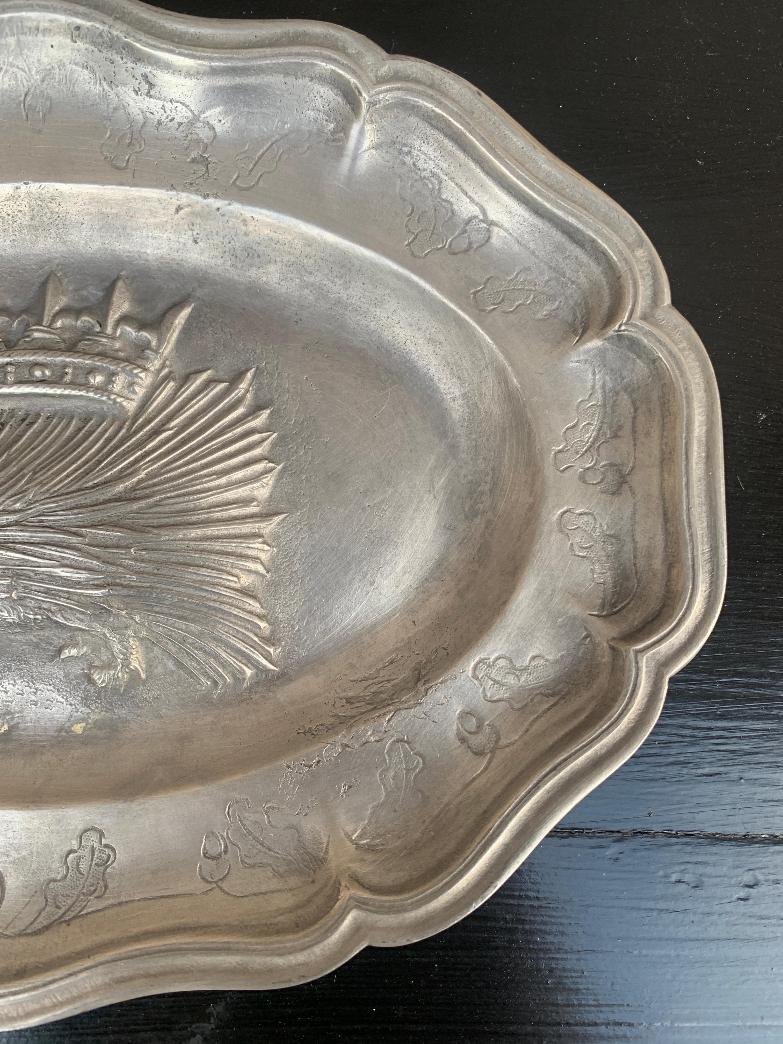 Antique 19 C. French Provincial Louis X11 Crowned Porcupine Pewter Wall Plate Bon état - En vente à Elkhart, IN