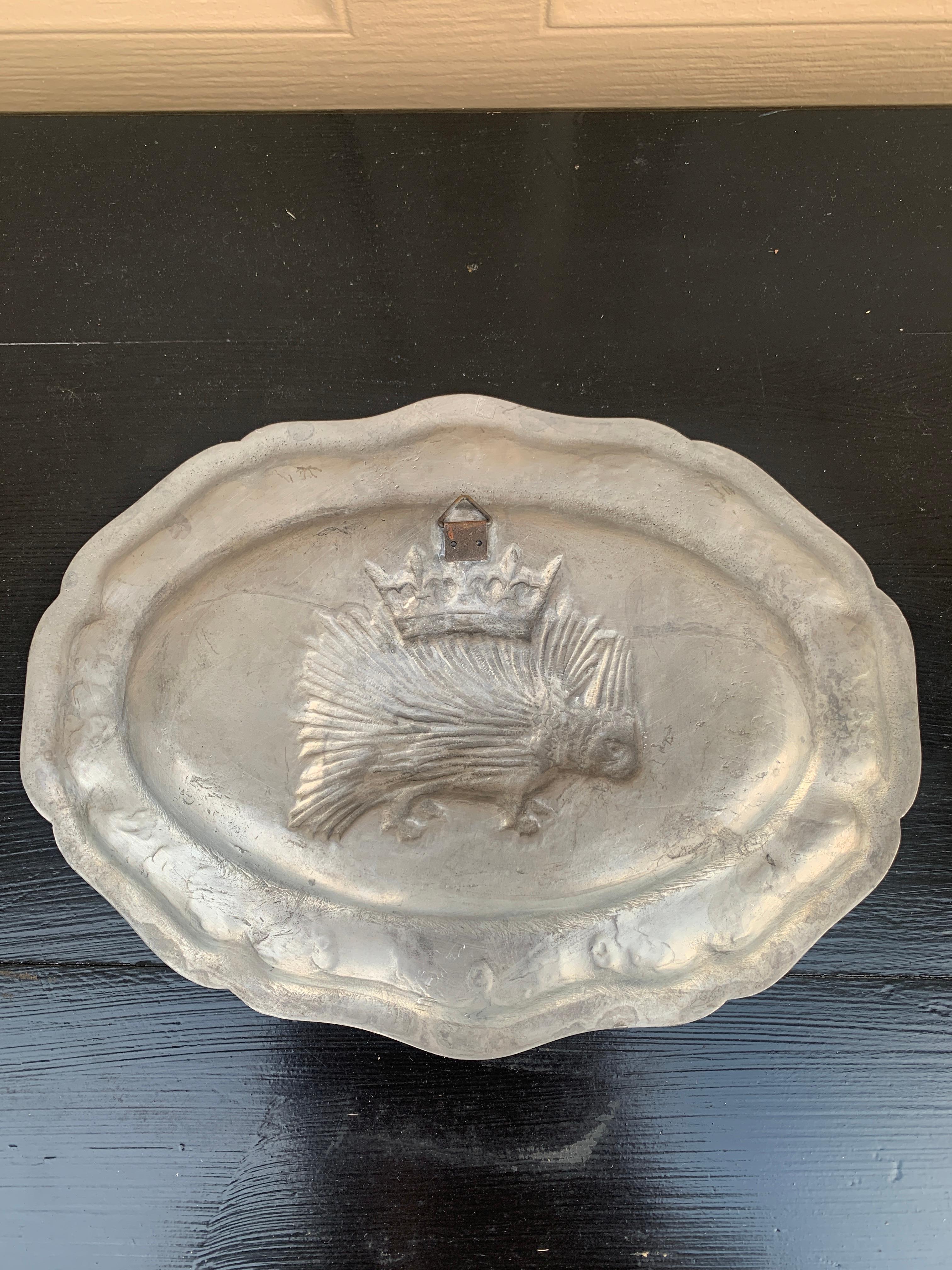 Antique 19 C. French Provincial Louis X11 Crowned Porcupine Pewter Wall Plate en vente 1