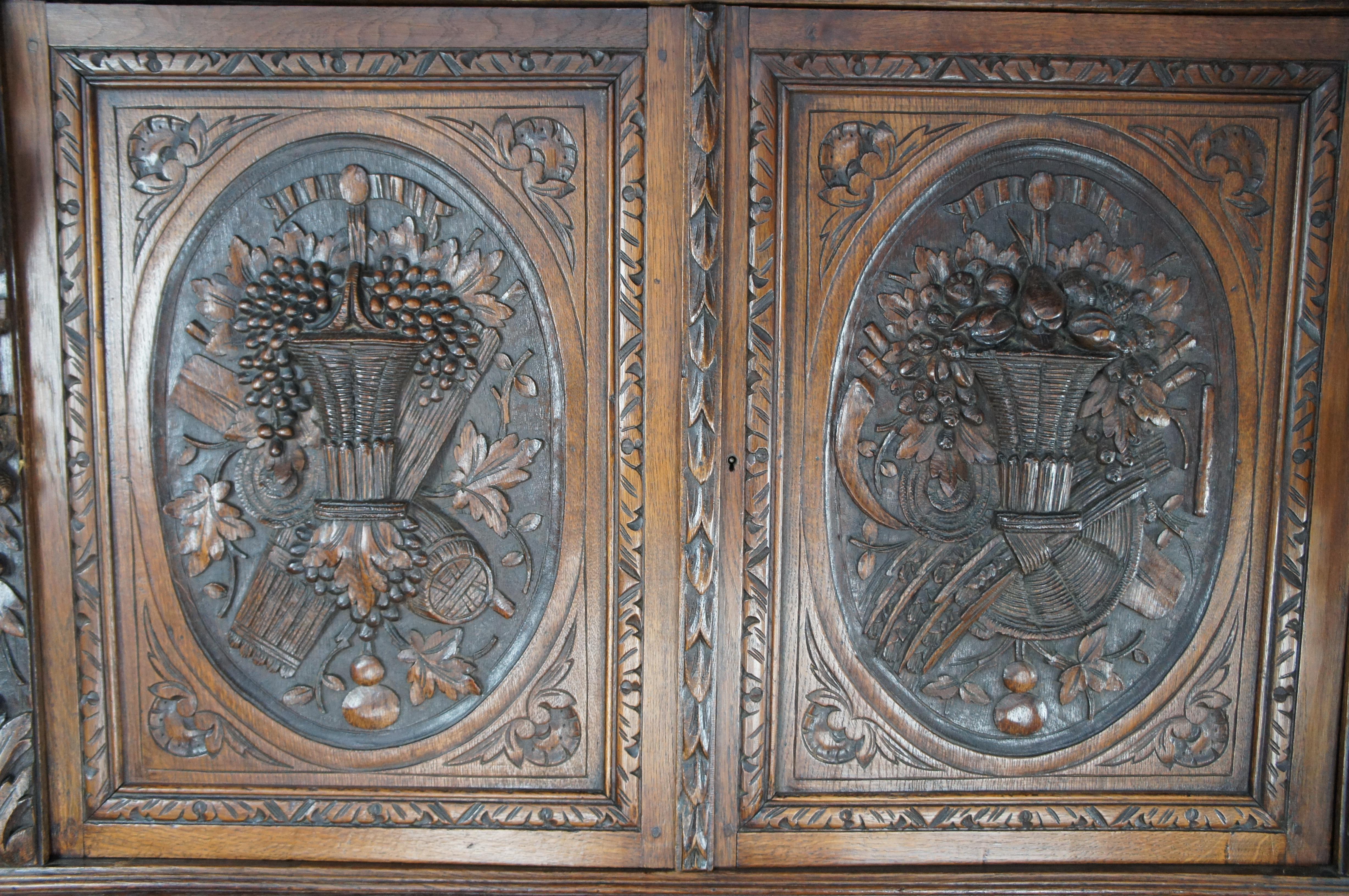 Antique 19th C French Renaissance Revival Hunt Cabinet Hutch Cupboard Eiche geschnitzt (Eichenholz) im Angebot