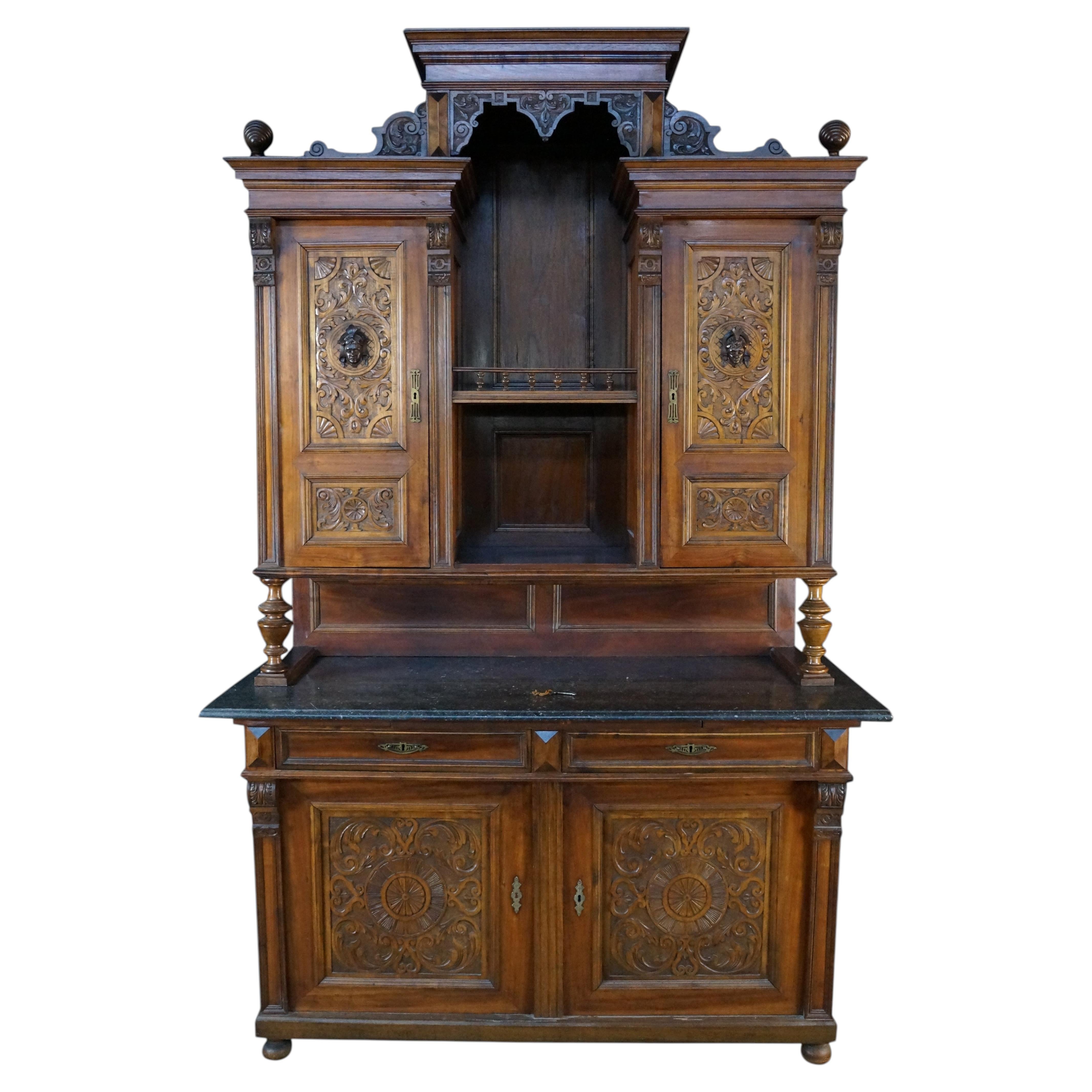 Credenza da cucina in noce intagliato in stile Neorinascimentale francese, del XIX secolo