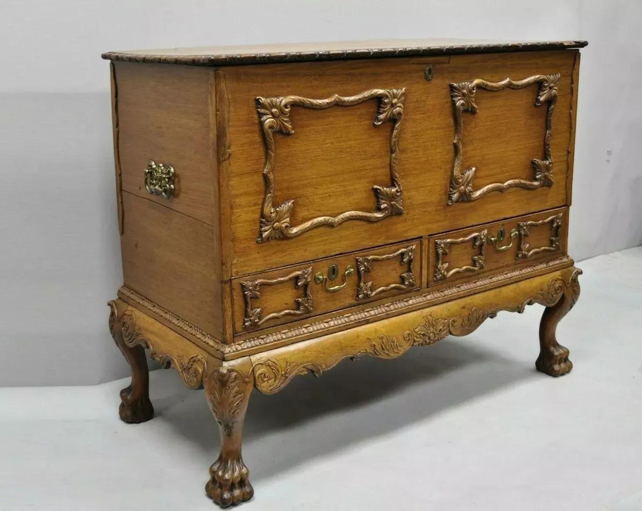 Antico cassettone del XIX secolo in stile georgiano/George II in mogano con piede a zampa. L'articolo presenta maniglie figurate in ottone, struttura in legno massiccio, belle venature del legno, dettagli finemente intagliati, 2 cassetti a coda di