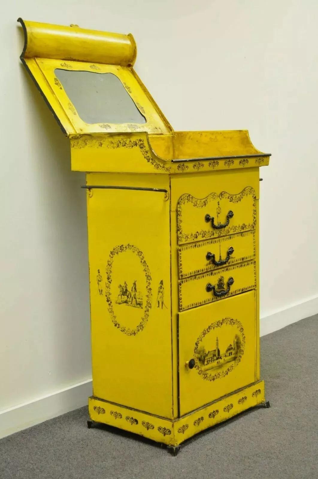 A.C.C. Italian Regency Tole Metal Flip Top Yellow Vanity Sink Drysink. Cette pièce présente une forme rectangulaire, un bassin d'eau encastré avec miroir, trois tiroirs et un espace de rangement inférieur. Peint en jaune et décoré de médaillons et