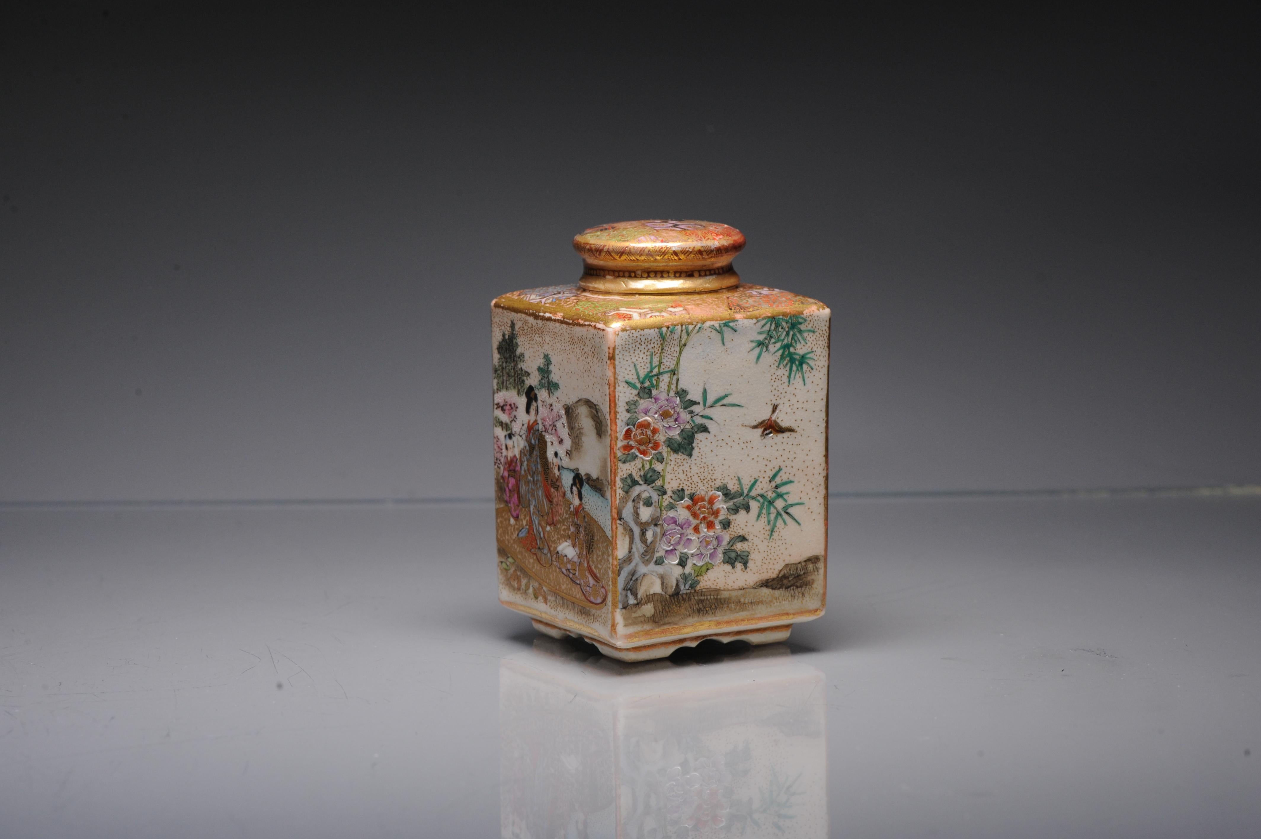 Un petit vase Satsuma, Yasuda, artiste non identifié, de forme cubique avec un couvercle légèrement bombé, décoré de bijin alternant avec des scènes de paysage, 9cm de haut.


Condit
Condition générale Boîte parfaite. Couvercle restauré. Taille
